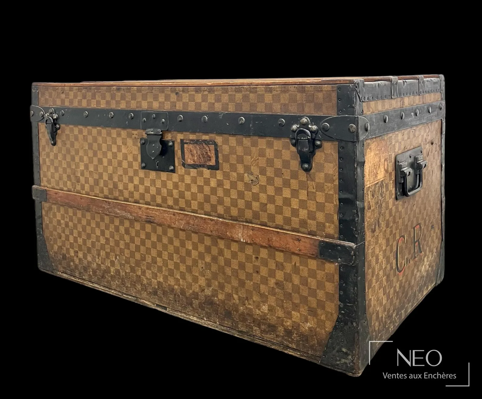 Malle Louis Vuitton en toile damier de la fin du XIXe siècle avec étiquettes de voyage, expertisée par NEO Enchères