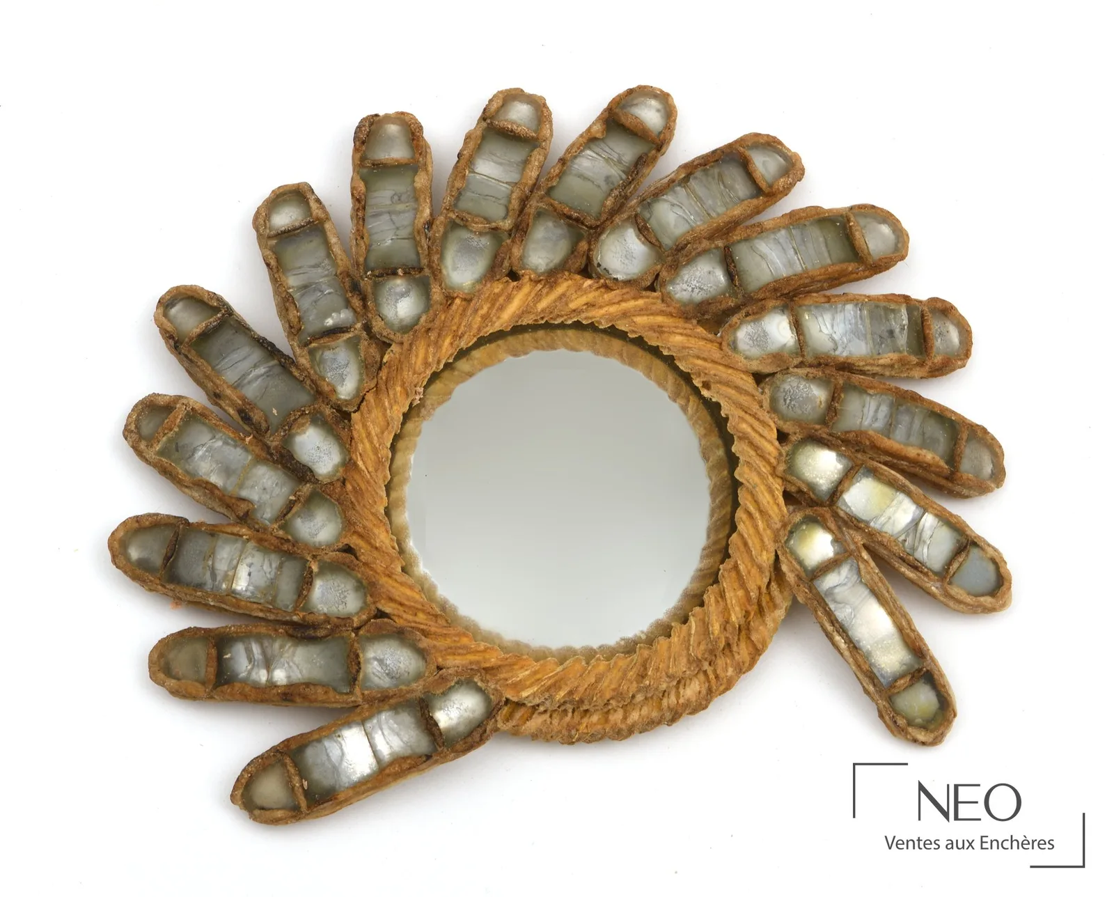 Miroir asymétrique en talosel de Line Vautrin adjugé 71 500 € par NEO Enchères