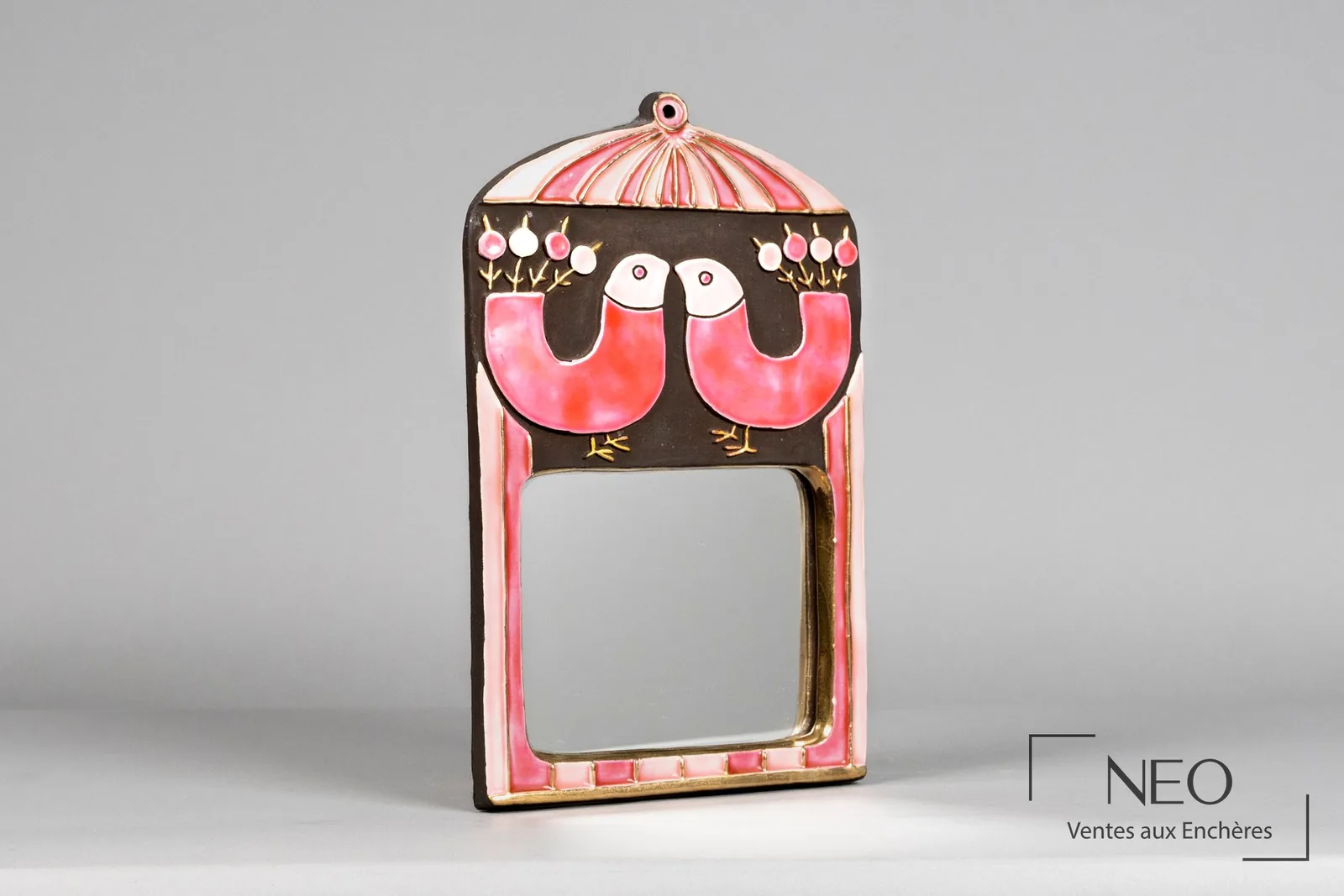 Miroir modèle Cage de Mithé Espelt créé en 1967, couple de volatiles en émail rose et doré