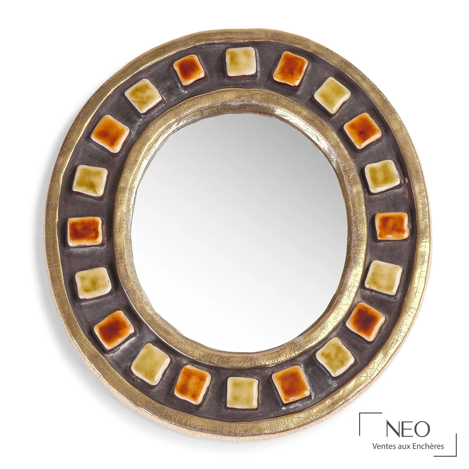 Miroir ovale modèle Manège de Mithé Espelt à craquelures dorées et cabochons de céramique brune