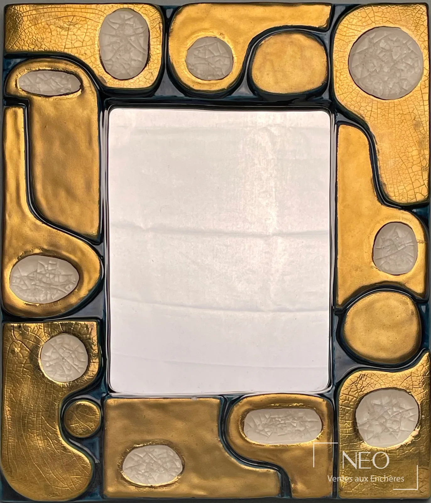Miroir rectangulaire en faïence dorée et turquoise de Mithé Espelt adjugé par NEO Enchères