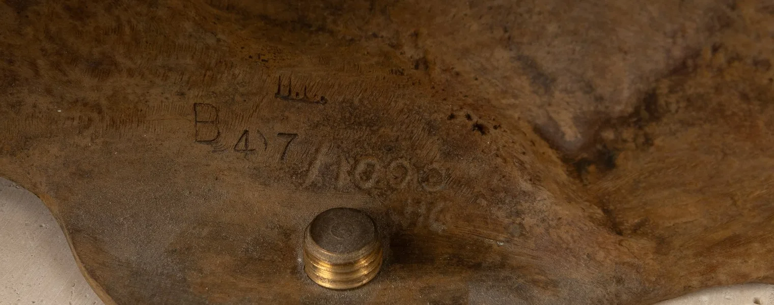 Numérotation B47 sur 1000 HC au dos du Persée d'Igor Mitoraj