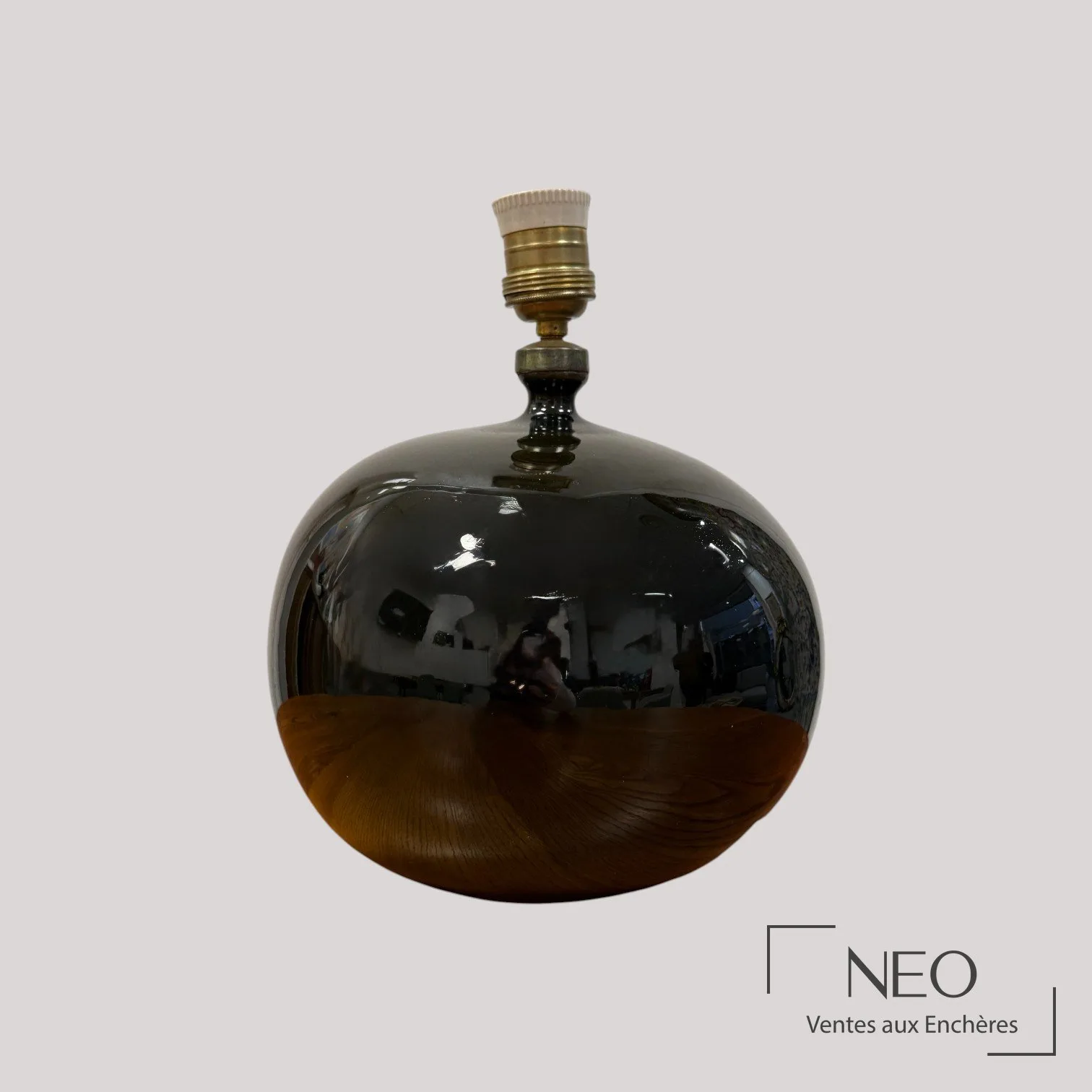 Pied de lampe de Jacques et Dani Ruelland en faïence émaillée brun-vert adjugé par NEO Enchères