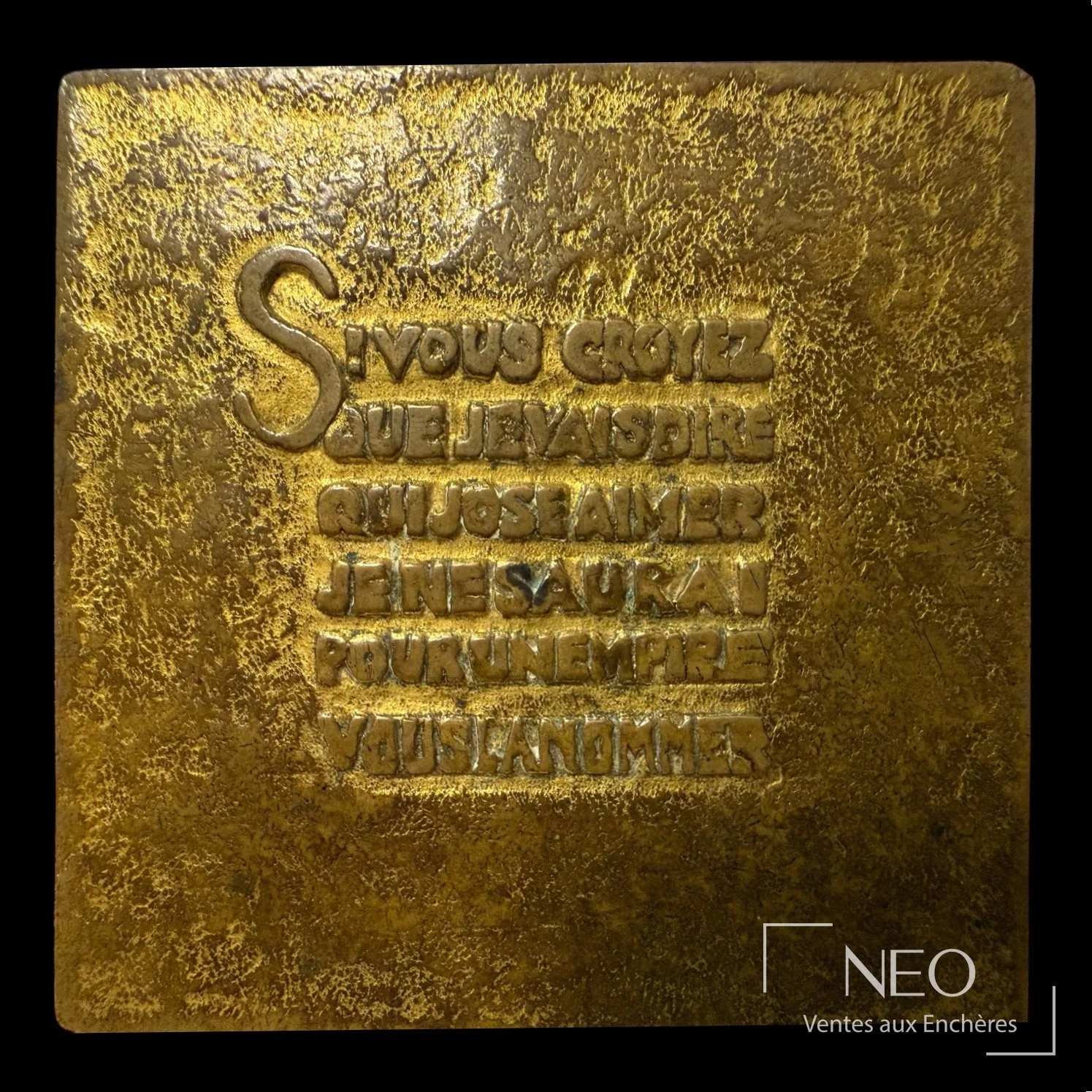 Poudrier carré de Line Vautrin en métal doré à inscription poétique