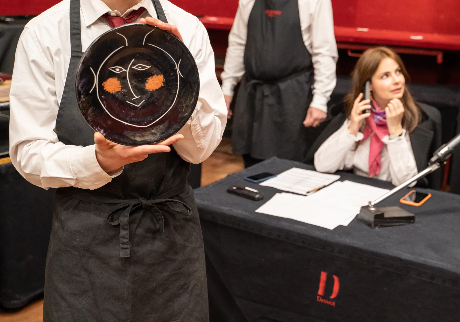 Assiette Visage noir de Picasso et Madoura présentée en salle lors d'une vente NEO Enchères à l'Hôtel Drouot