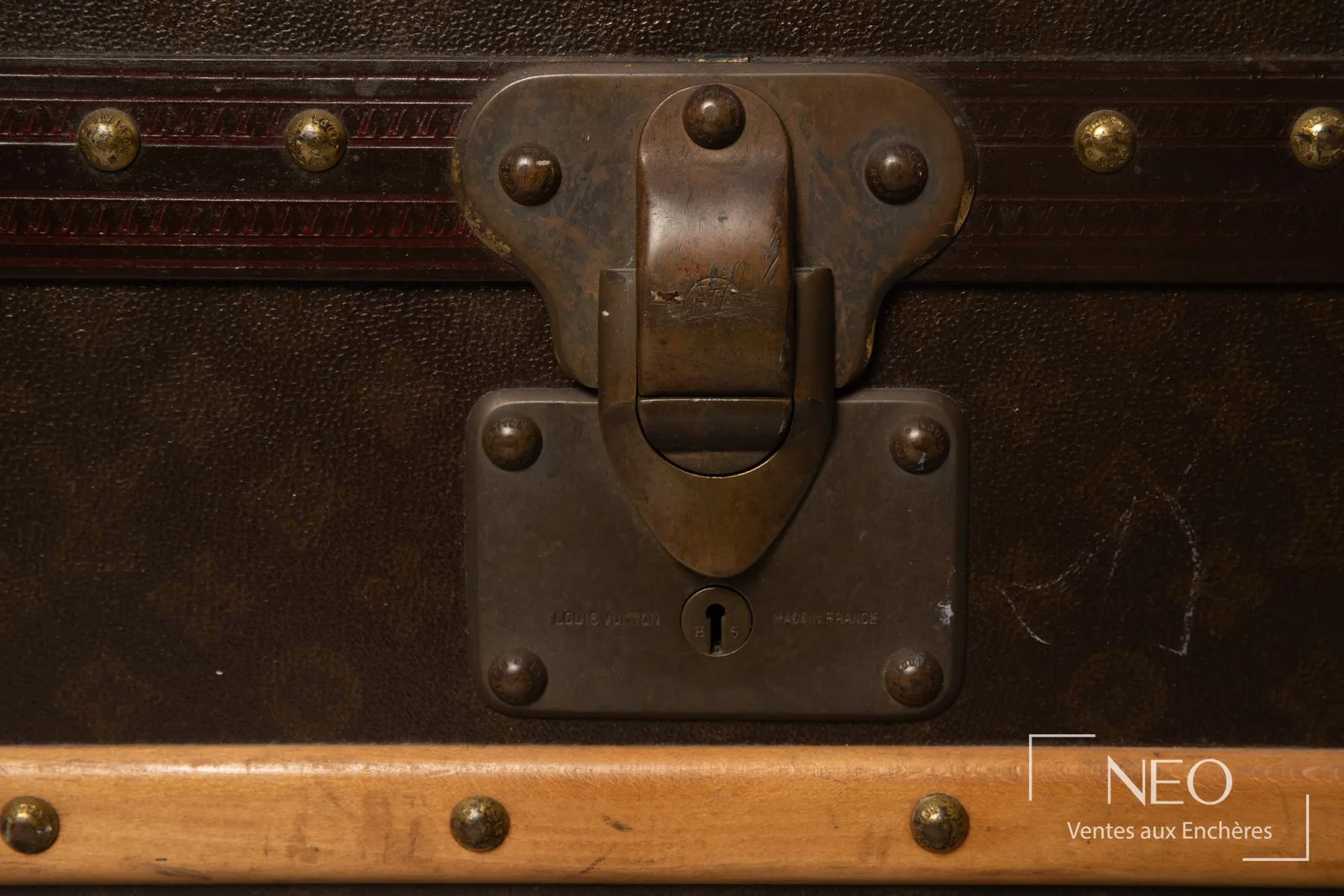 Serrure en laiton marquée Louis Vuitton sur une malle ancienne, marquage examiné pour l’authentification