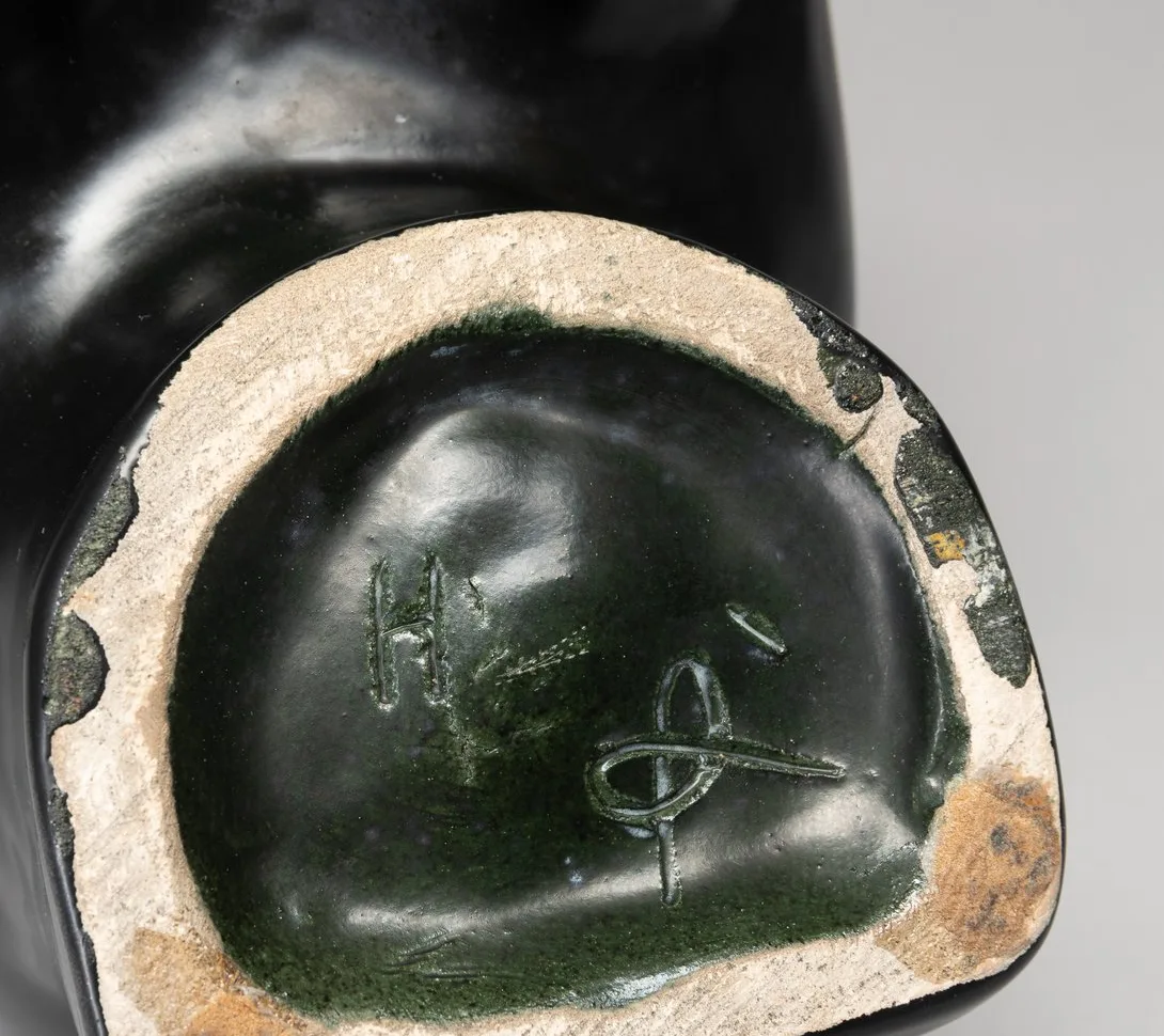 Signature à l'alpha en creux sous la base du vase Oiseau de Georges Jouve