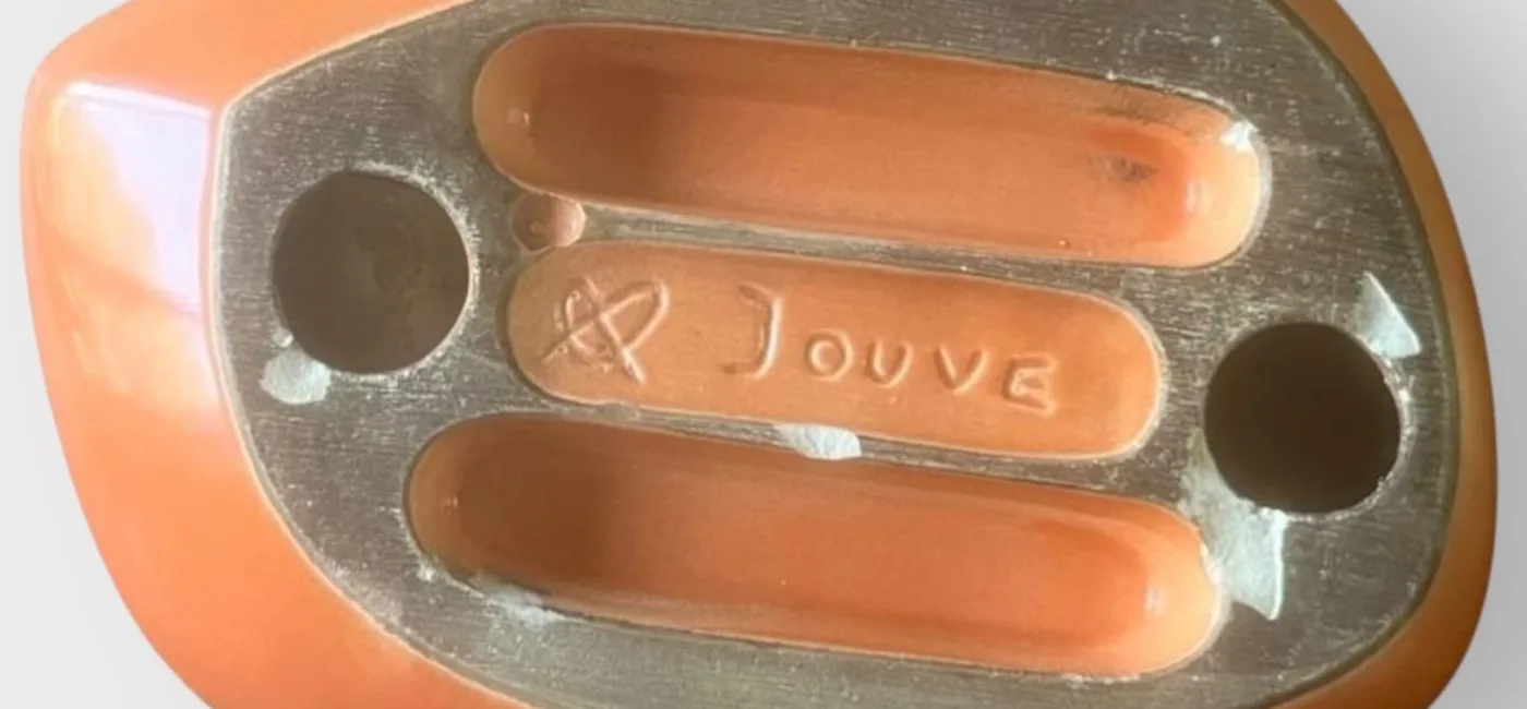 Signature Jouve et sigle alpha incisés sous la base d'un cendrier de Georges Jouve