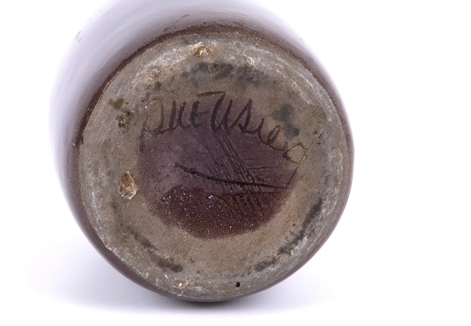 Signature Ruelland incisée sous la base d'une céramique de Jacques et Dani Ruelland