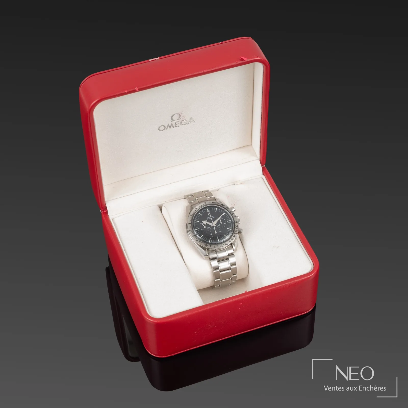 Écrin, surboîte et certificat d'origine d'une Omega Speedmaster Broad Arrow