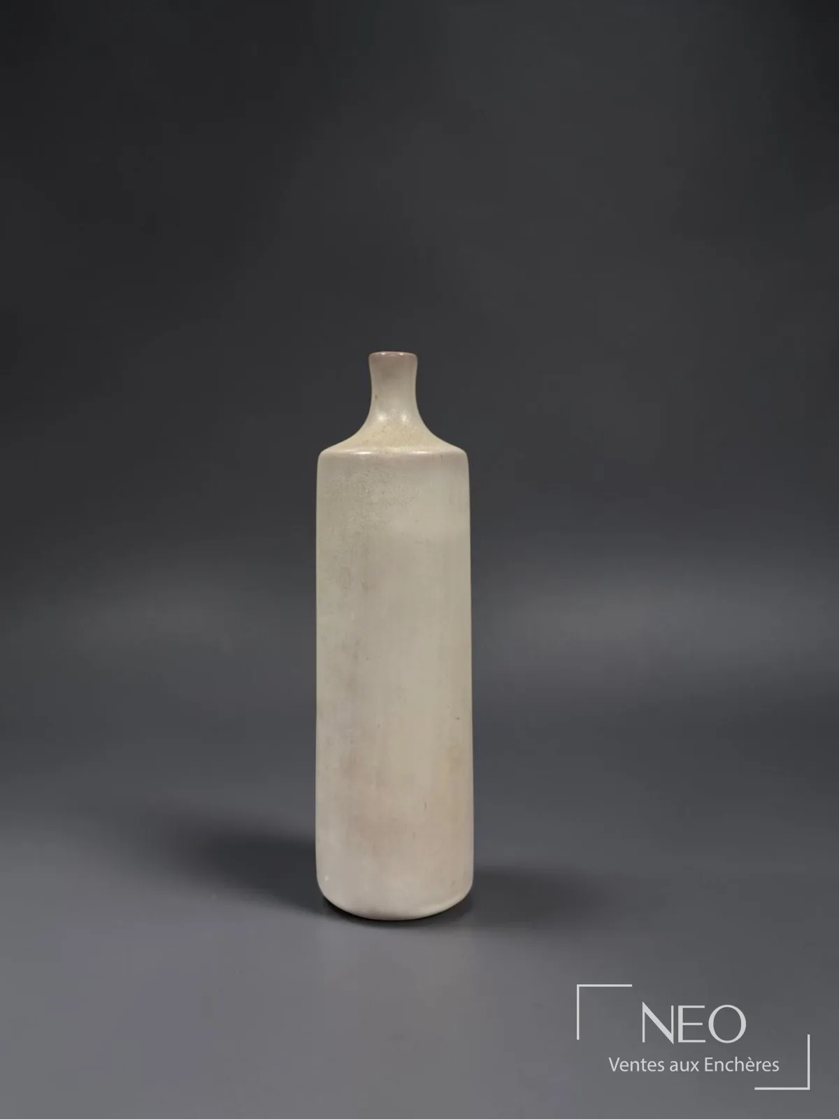 Vase bouteille soliflore beige de Jacques et Dani Ruelland vendu par NEO Enchères