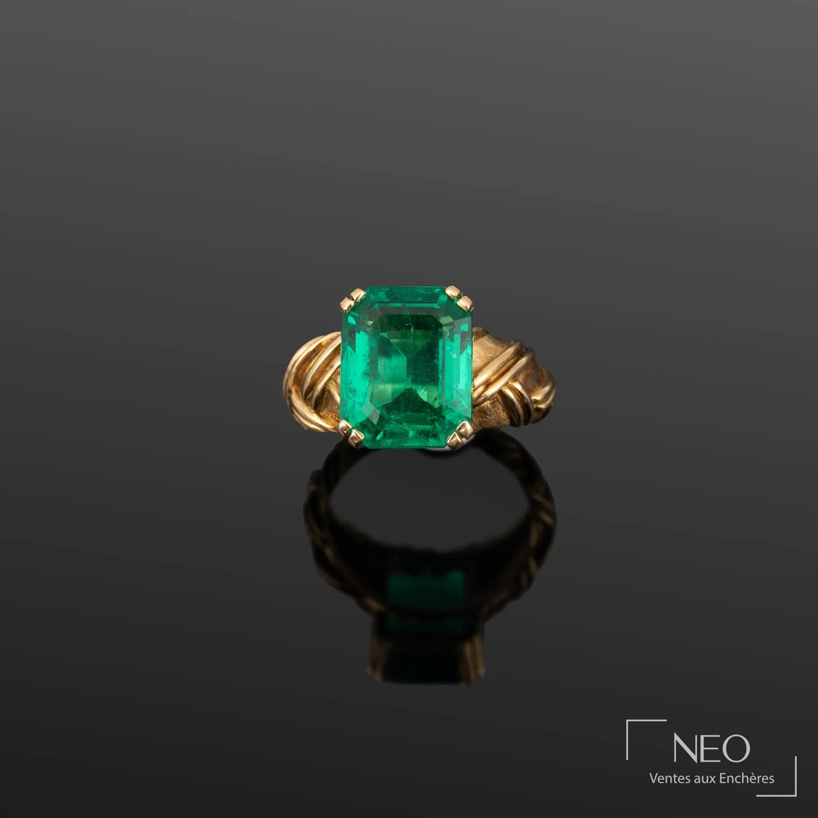 Bague émeraude en or jaune, exemple d'estimation de bijoux à Clermont-Ferrand, adjugée 40 300 €