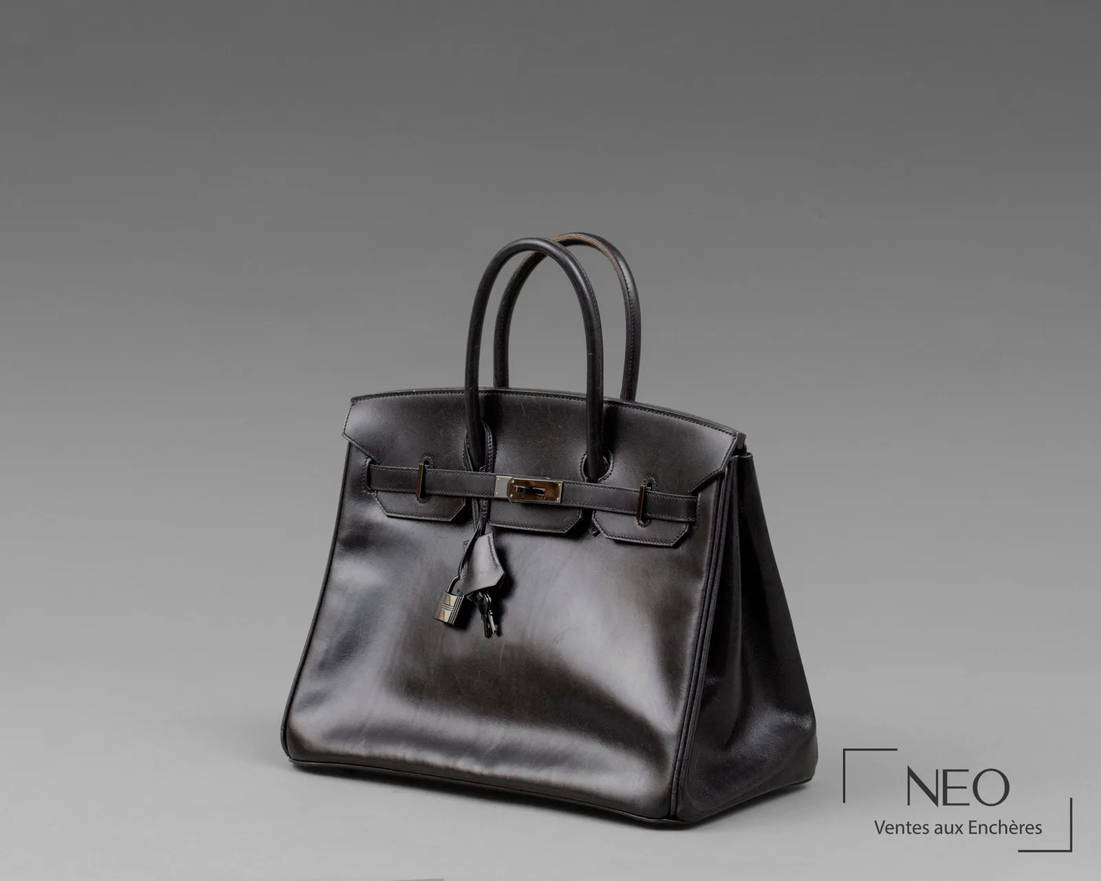 Quincaillerie laquée noire, cadenas et clochette d'un Birkin So Black Hermès en veau box