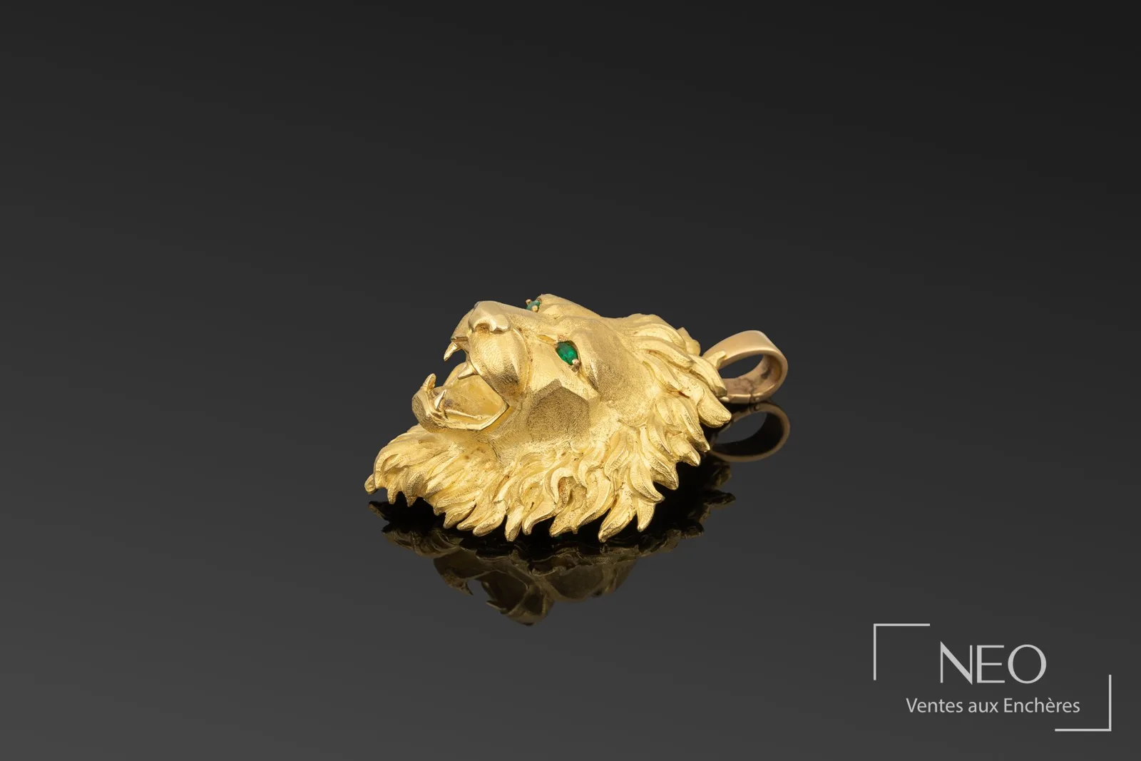 Profil de la broche lion Lenfant montrant la bélière escamotable au revers