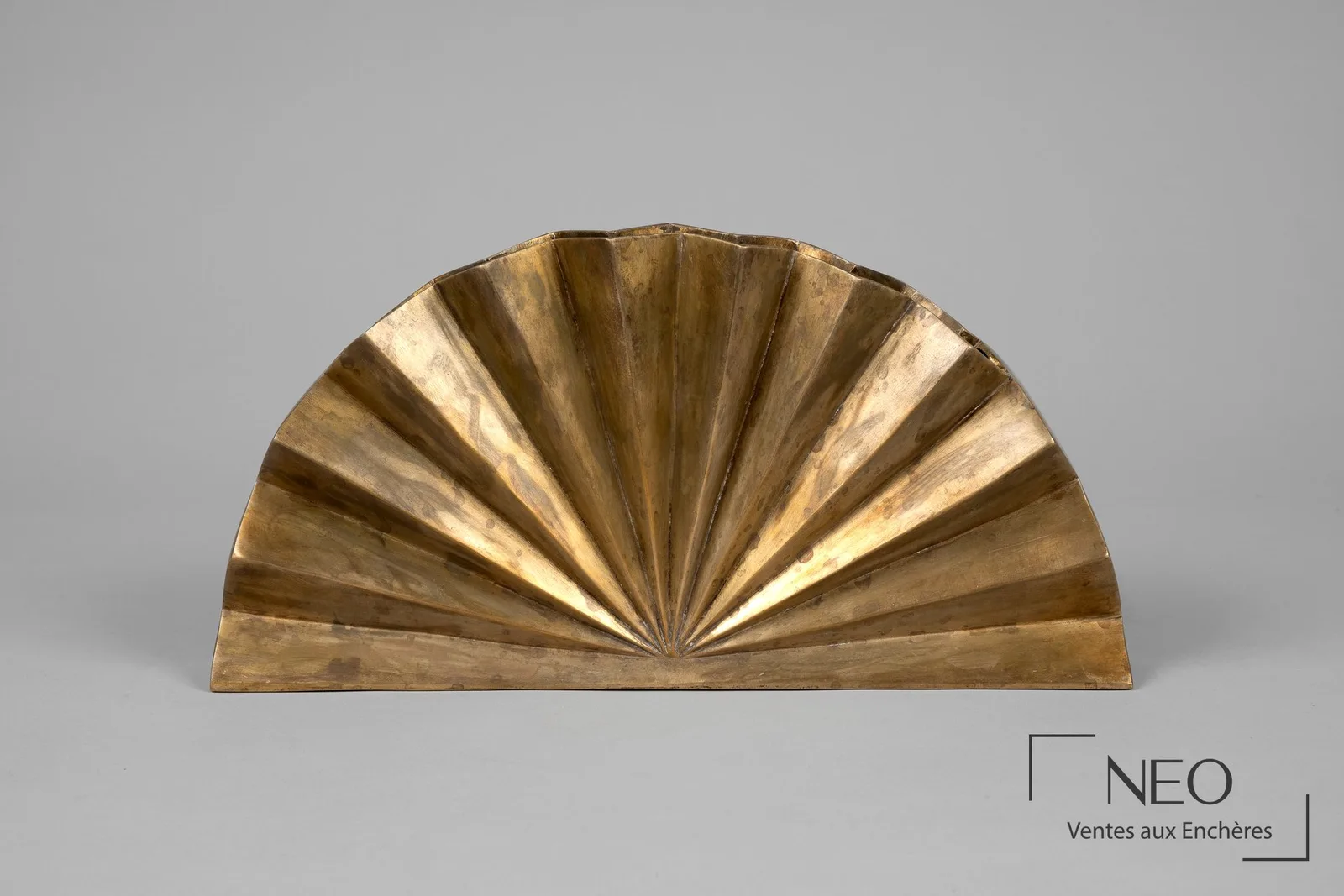 Grand éventail en bronze doré de Claude Lalanne numéroté 68/350, exemple de multiple de valeur