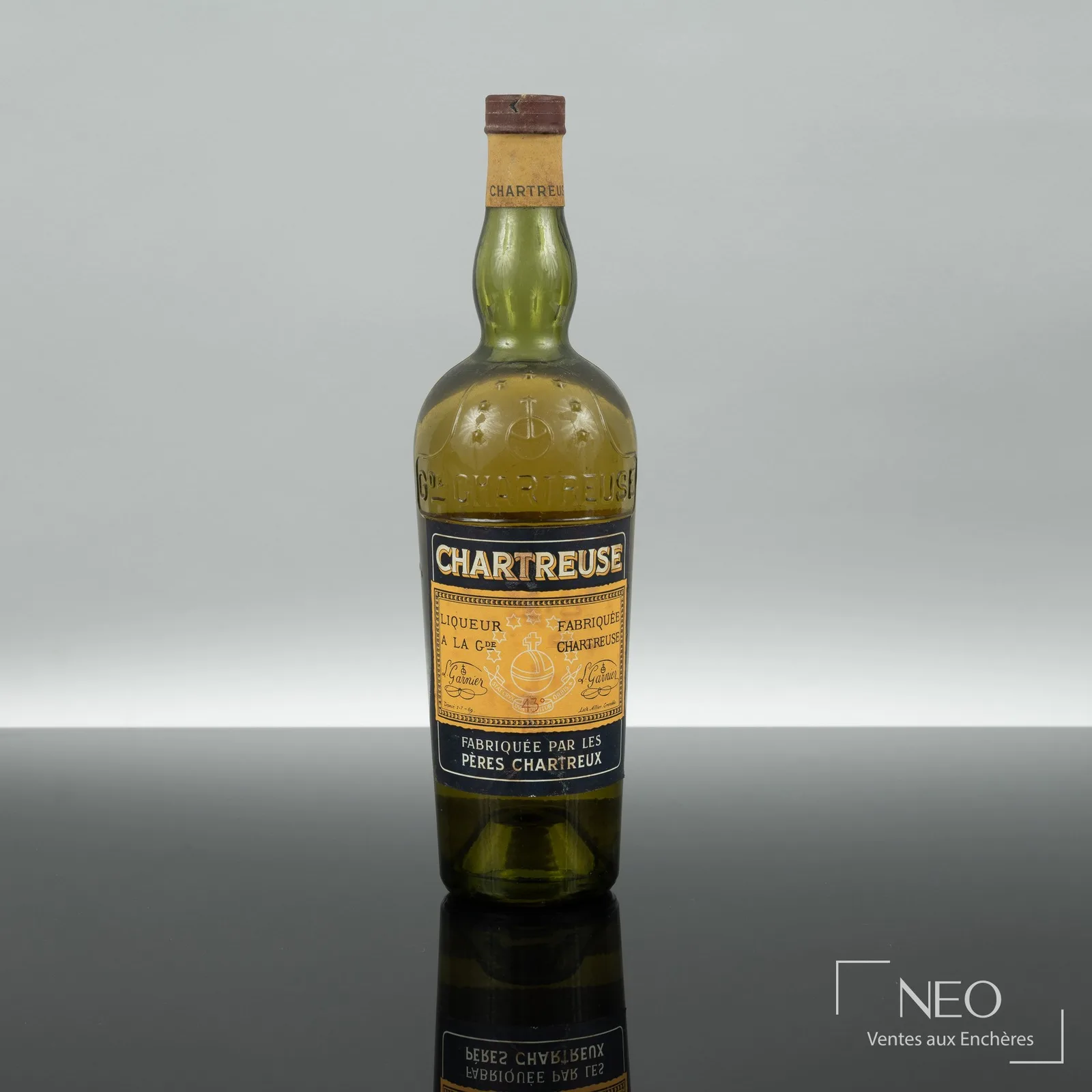 Chartreuse jaune de Voiron période 1956-1964, cartouche en relief et mention Déposé 1-7-69 sur l'étiquette