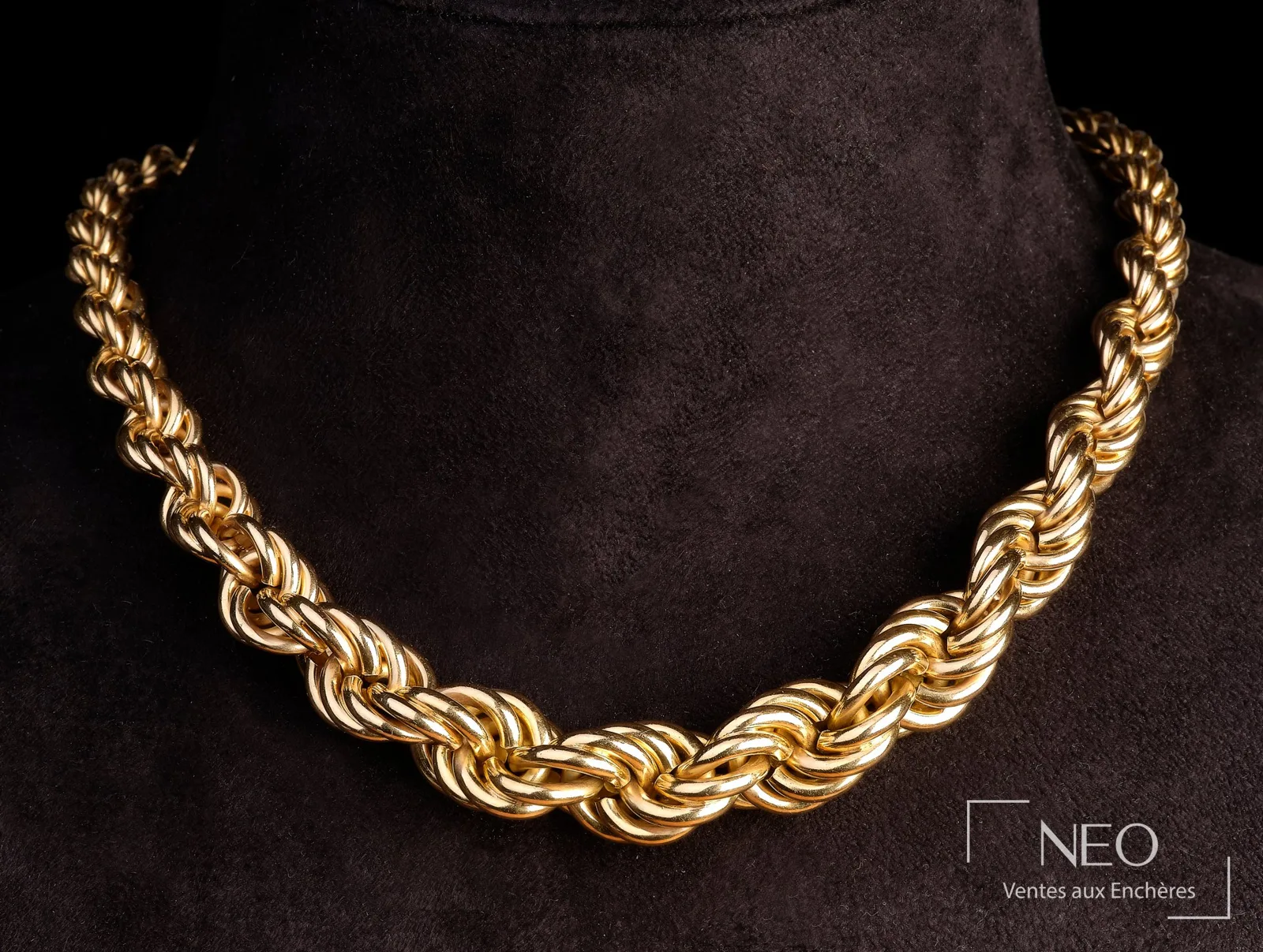 Collier Atelier Georges Lenfant en or jaune à mailles torsadées en chute, porté sur buste
