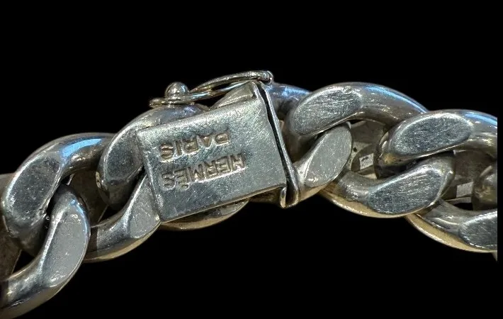 Fermoir signé Hermès Paris d’un bracelet en argent, détail pour authentification