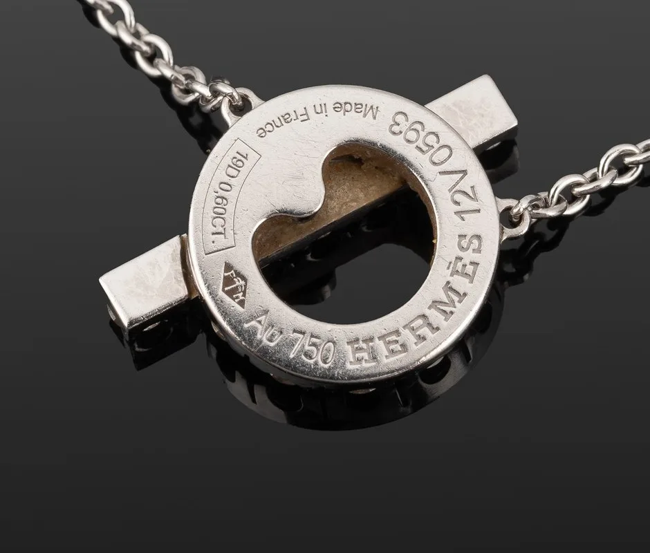 Gravures d’un collier Finesse Hermès en or gris : signature Hermès, numéro 12V0593, Au 750 et poinçon de maître
