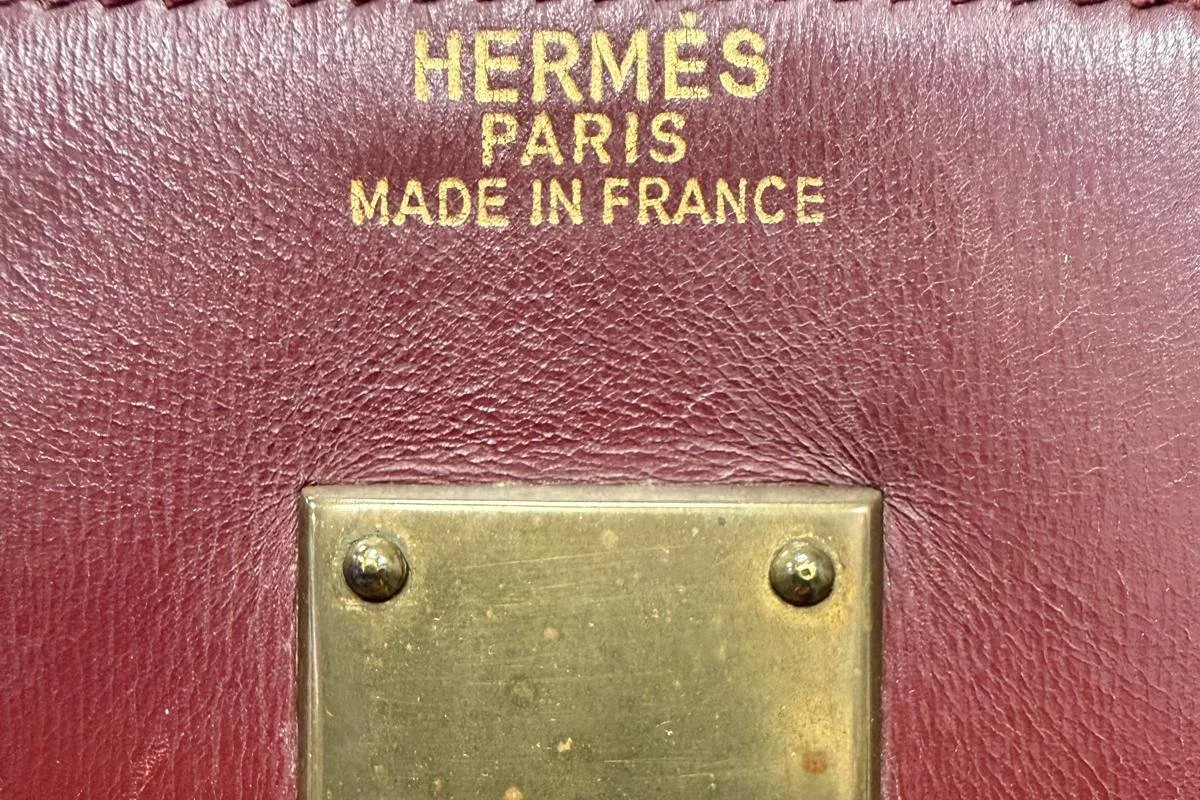 Marquage à chaud Hermès Paris Made in France à l’intérieur d’un sac Haut à Courroies en box rouge, authentification de sac Hermès