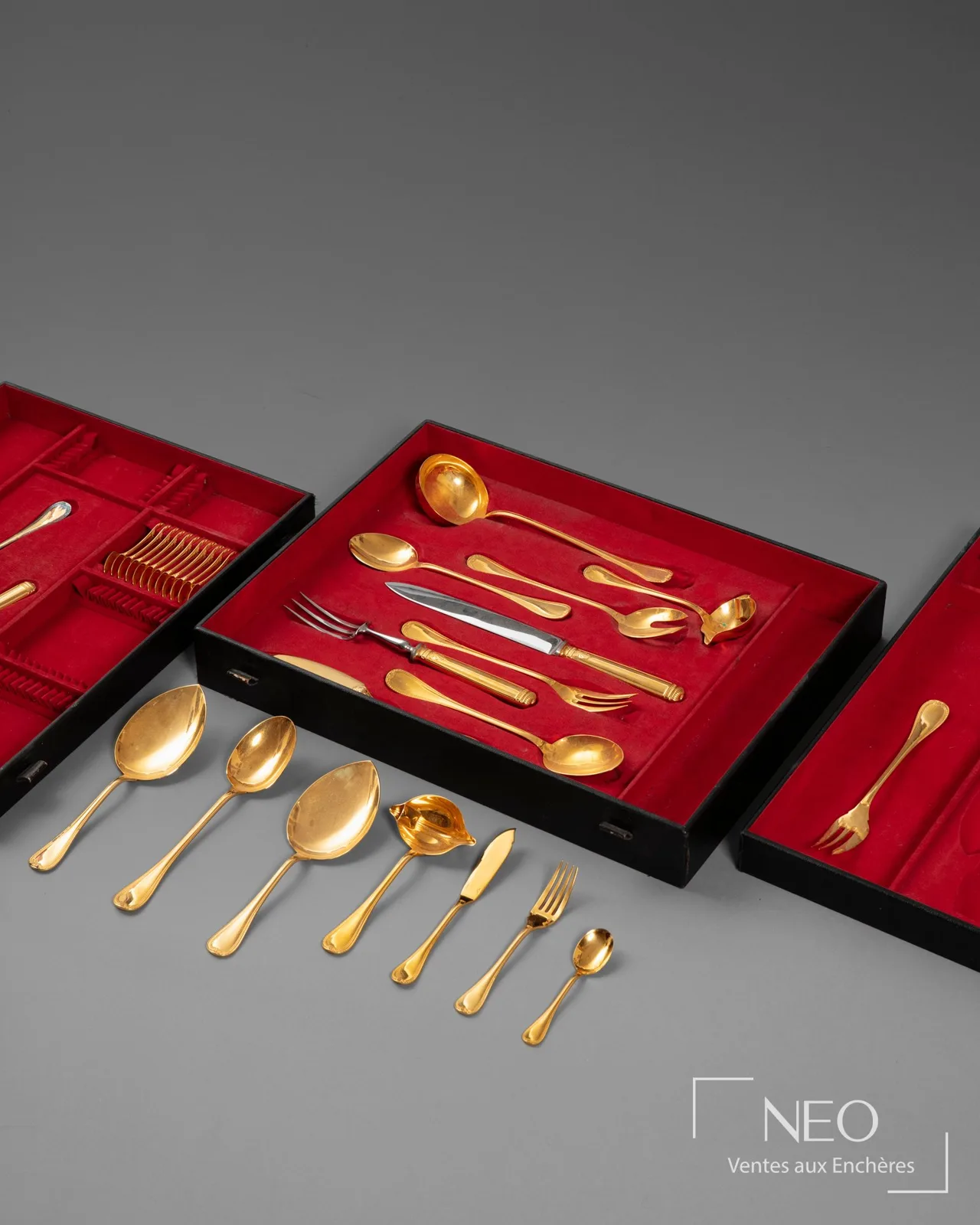 Ménagère Christofle en métal doré à décor de palmettes vendue à Drouot par NEO Enchères