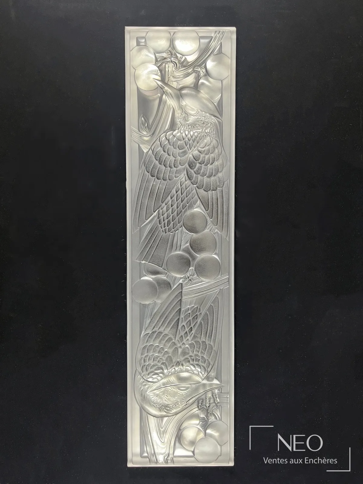 Panneau Merles et raisins de Lalique créé pour le wagon présidentiel de l'Orient-Express, vendu par NEO Enchères