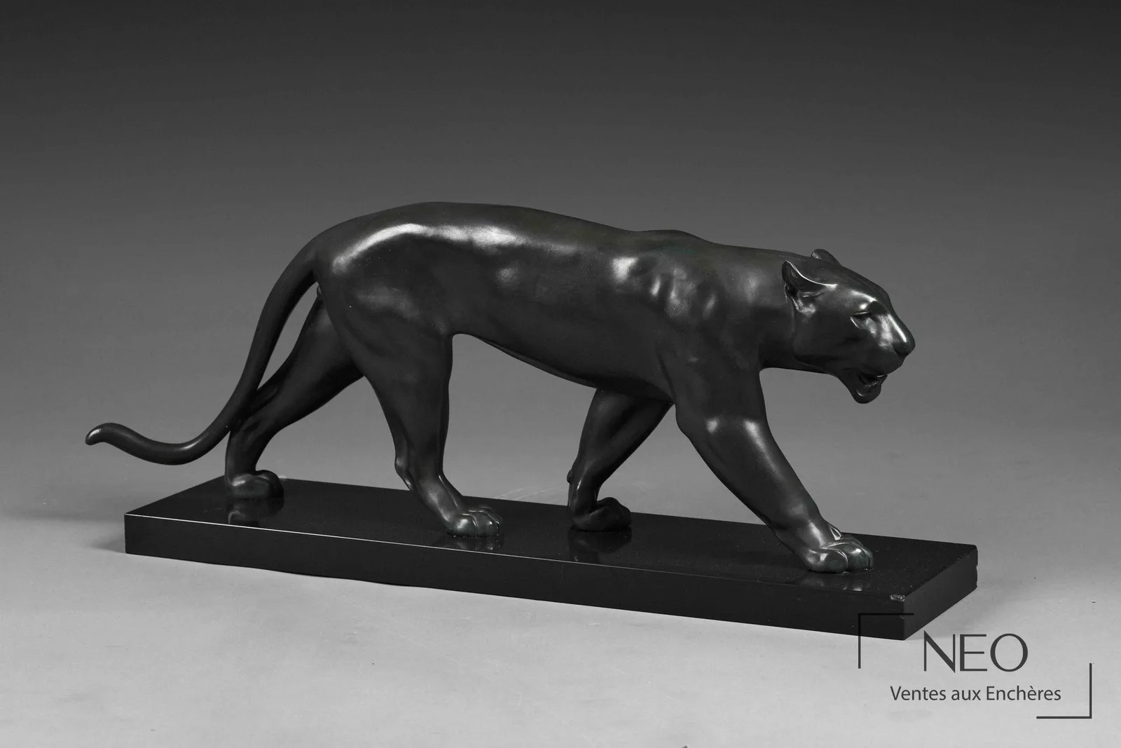 Panthère d'après Max Le Verrier, épreuve en métal à patine verte, sculpture Art déco vendue aux enchères
