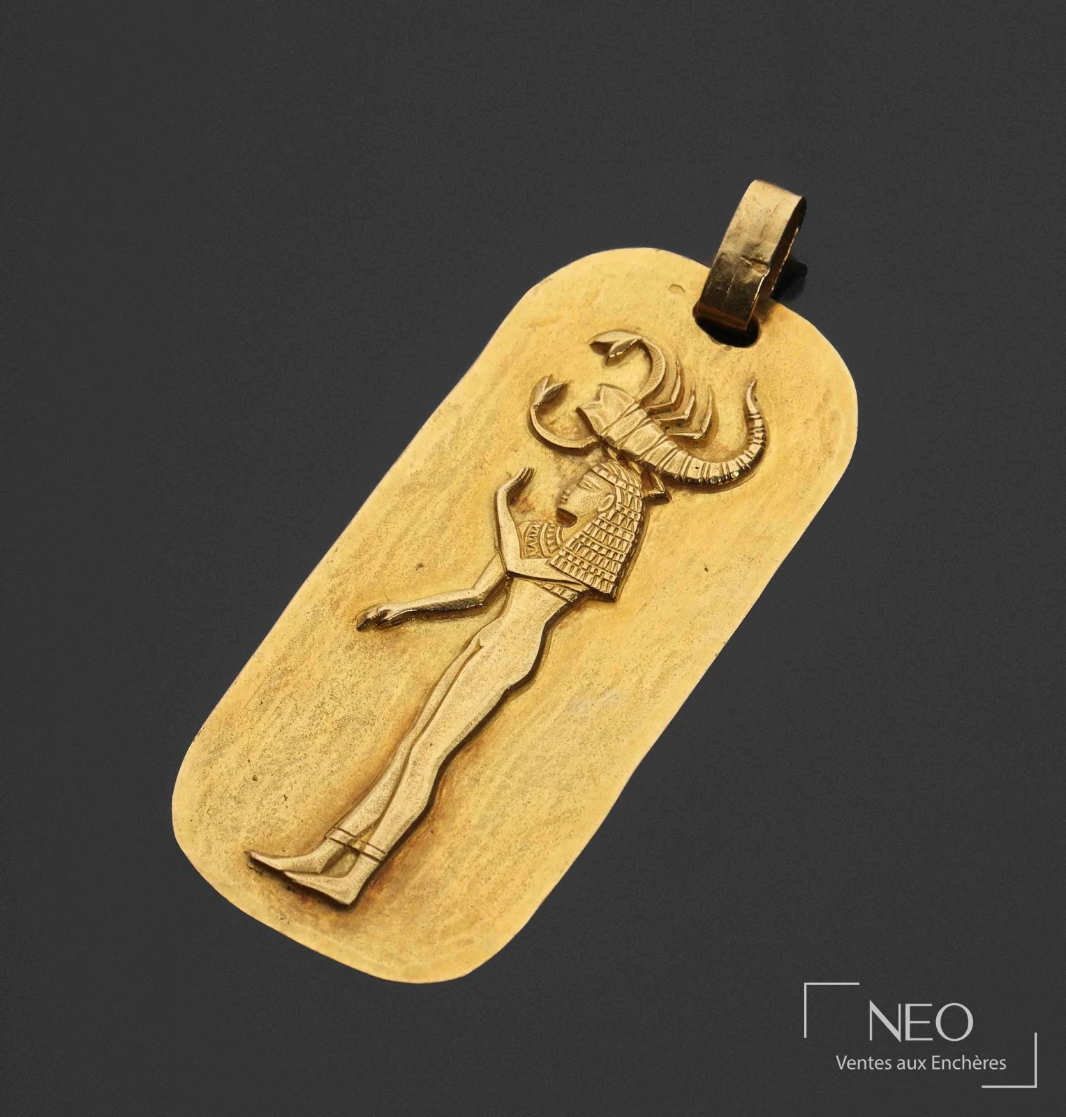 Pendentif Georges Lenfant pour O.J. Perrin en or jaune, déesse égyptienne au scorpion travaillée au repoussé