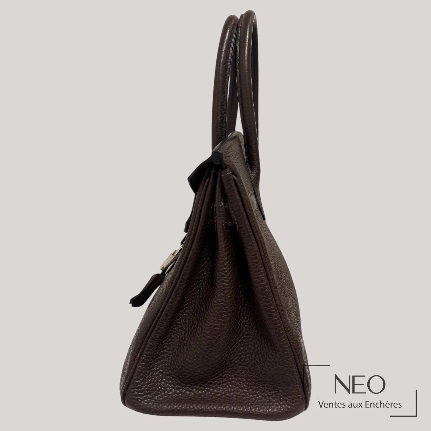 Profil d'un sac Birkin 30 Hermès de 2004 montrant le rabat et les sanglons où se lit la lettre date
