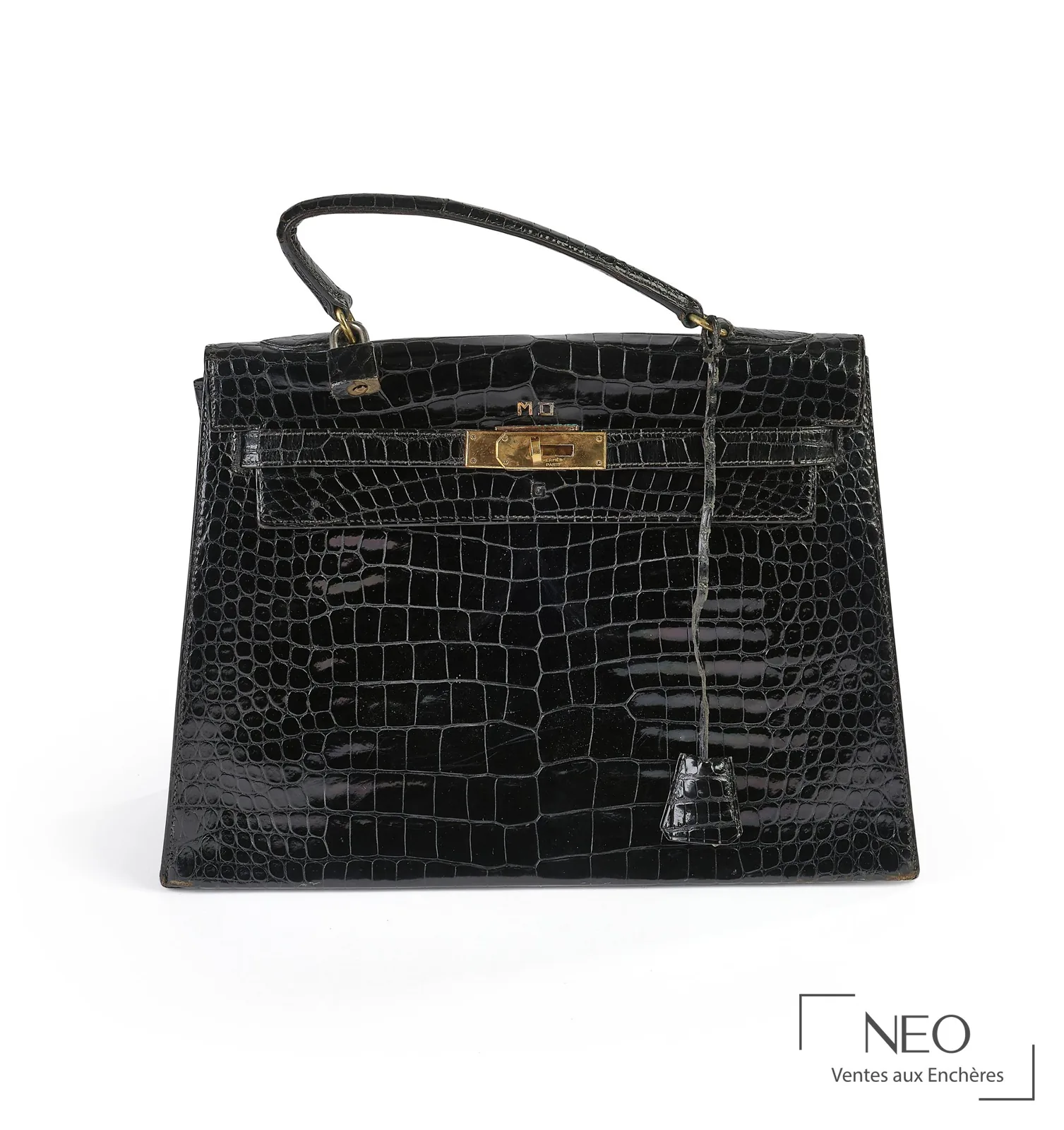 Rabat d'un sac Kelly Hermès en crocodile porosus noir chiffré en lettres d'or