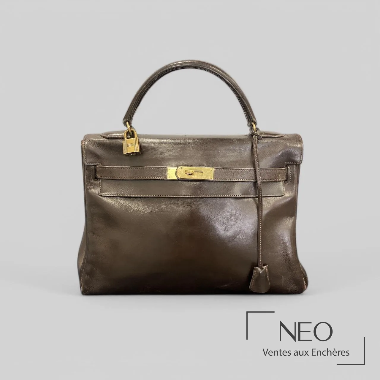 Sac Kelly 32 Hermès en veau box marron vers 1965 avec patine d'usage