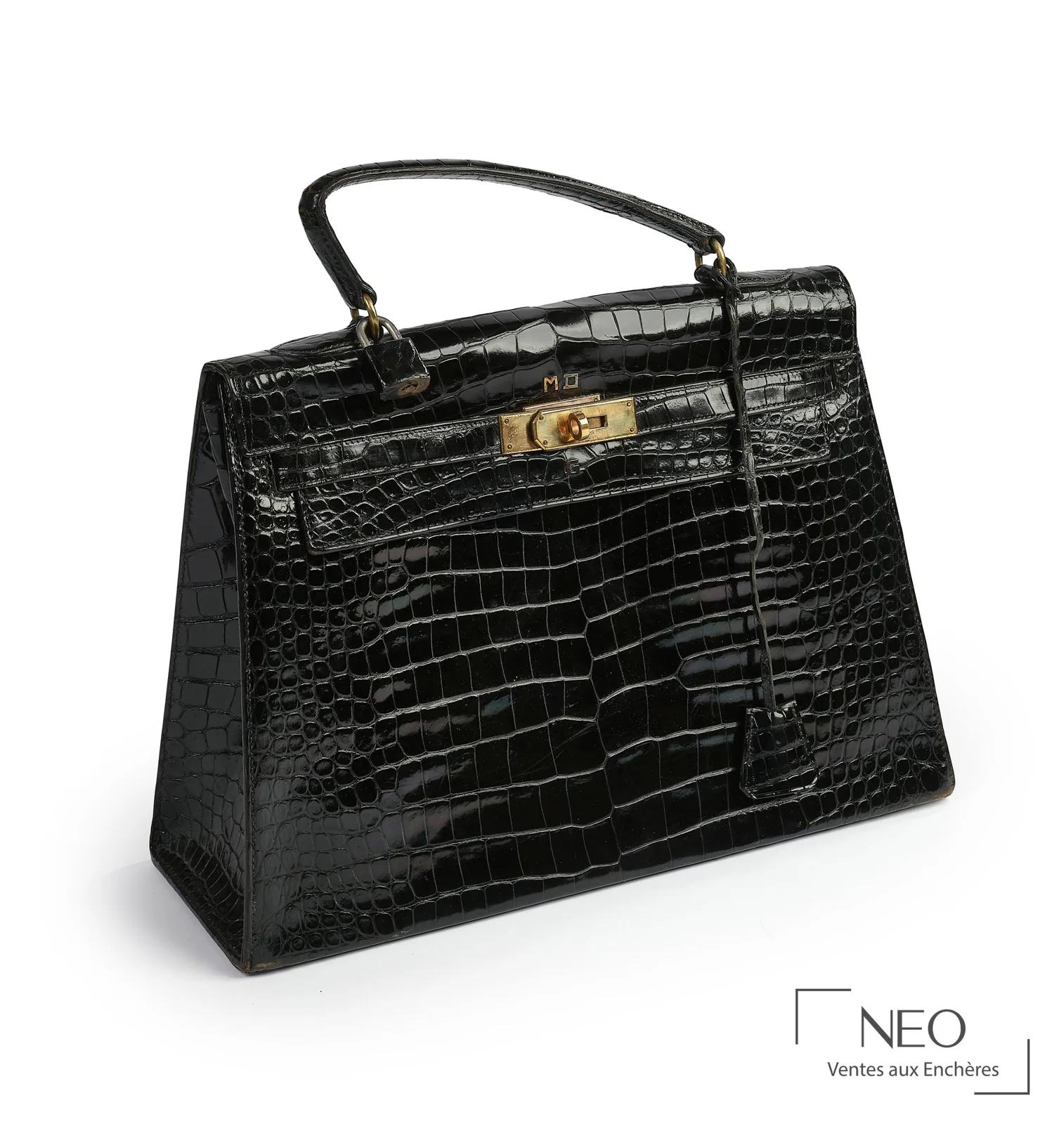 Sac Kelly 32 sellier Hermès en crocodile porosus noir chiffré en lettres d’or, expertisé par NEO Enchères