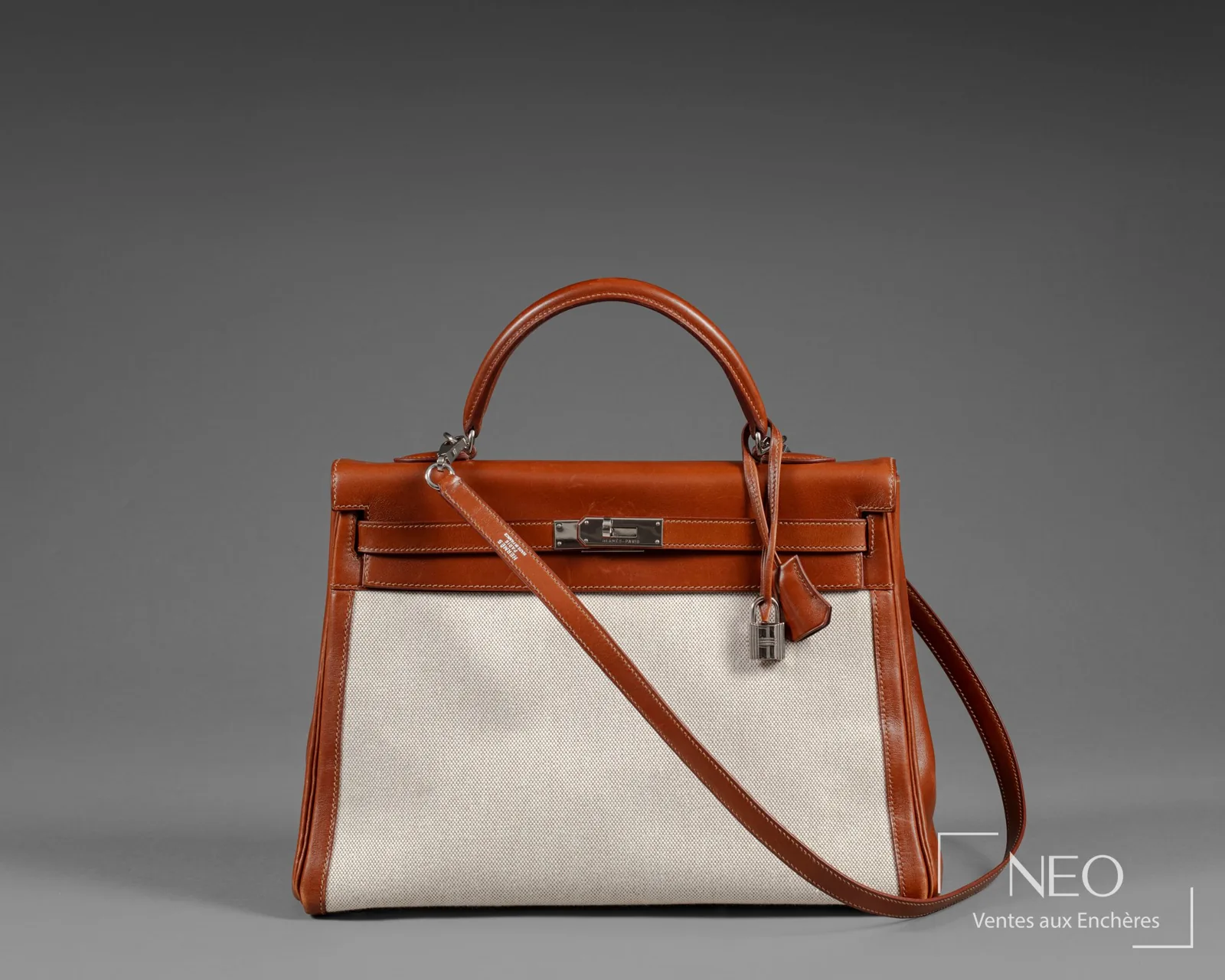 Sac Kelly 35 Hermès bicolore en box noisette et toile H, quincaillerie palladiée, 2004