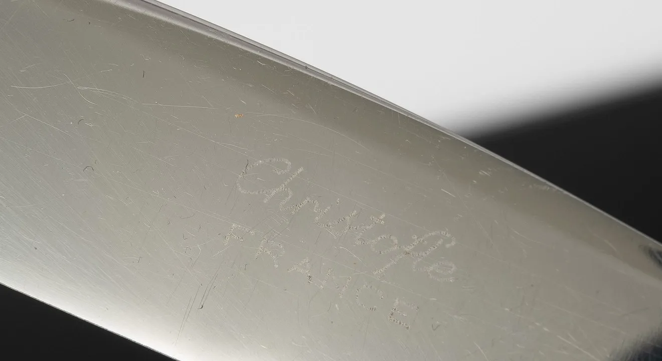 Signature Christofle France gravée sur la lame d’un couteau Boréal en métal argenté