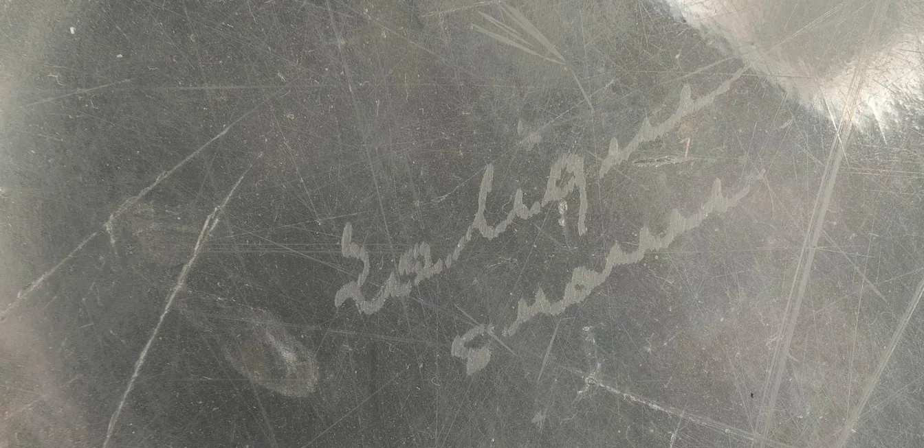 Signature Lalique France gravée en cursive sous la base du vase Royat vendu par NEO Enchères