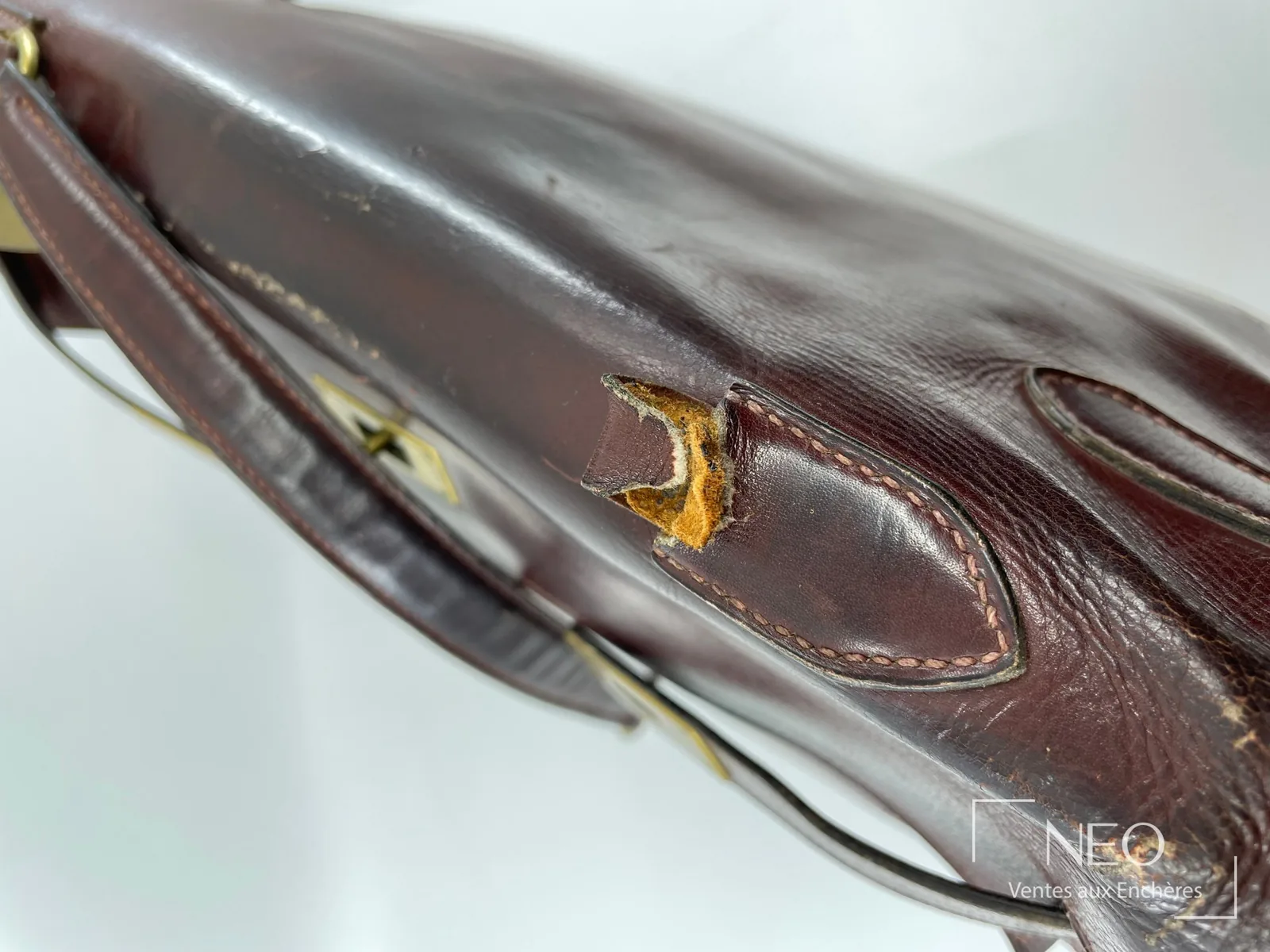 Usure de la poignée, des enchapes et des angles sur un sac Kelly Hermès en box bordeaux