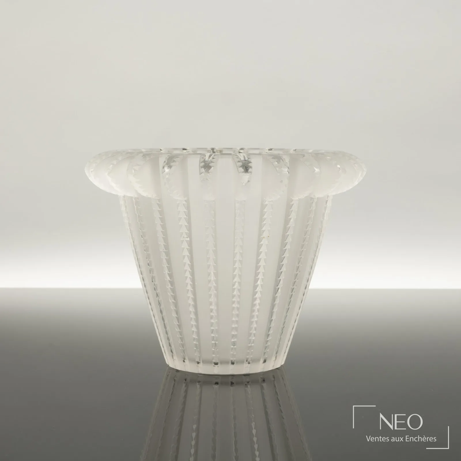 Vase Royat en cristal Lalique France vendu par NEO Enchères