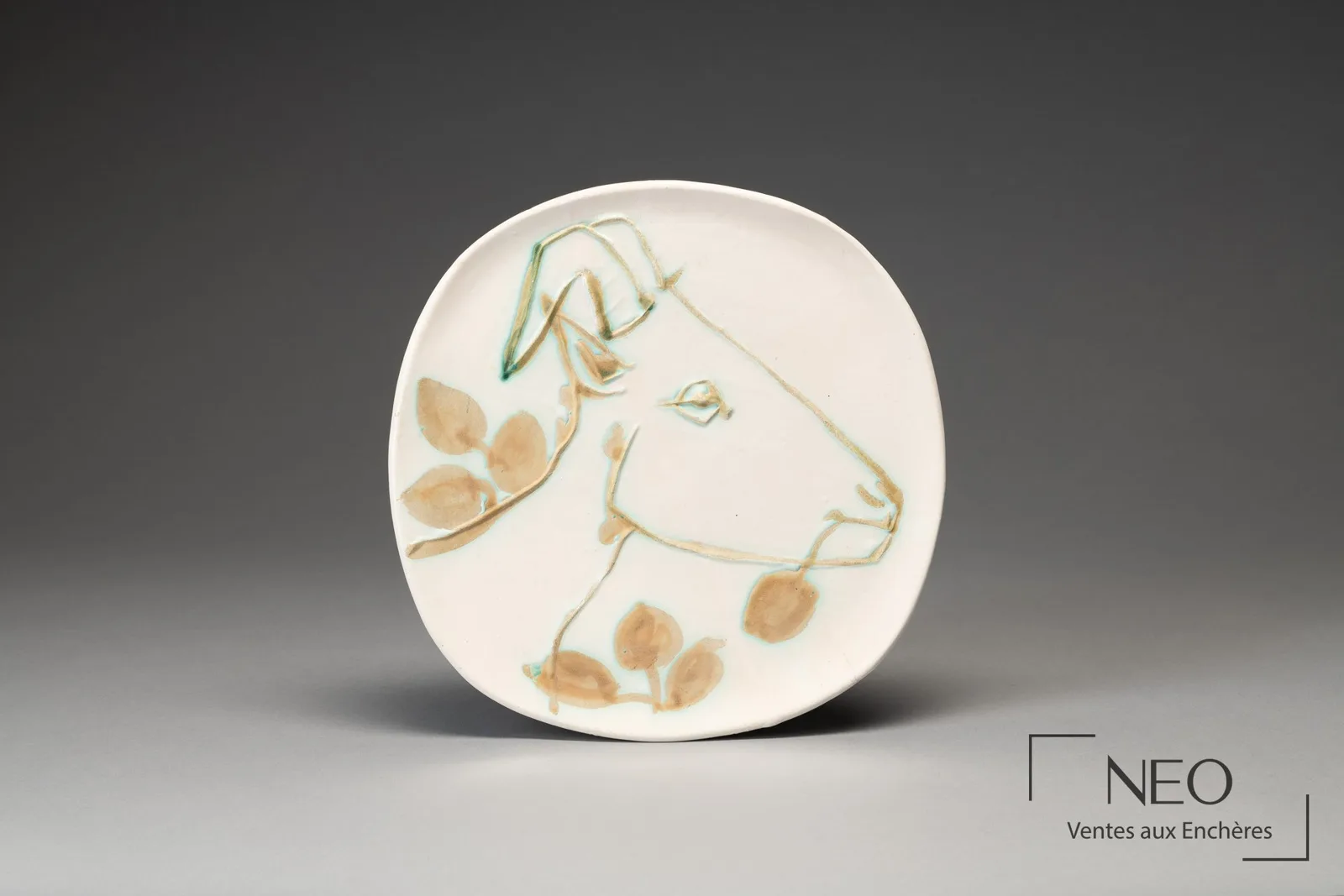 Assiette Tête de chèvre de profil de Picasso, empreinte originale Madoura avec restauration visible