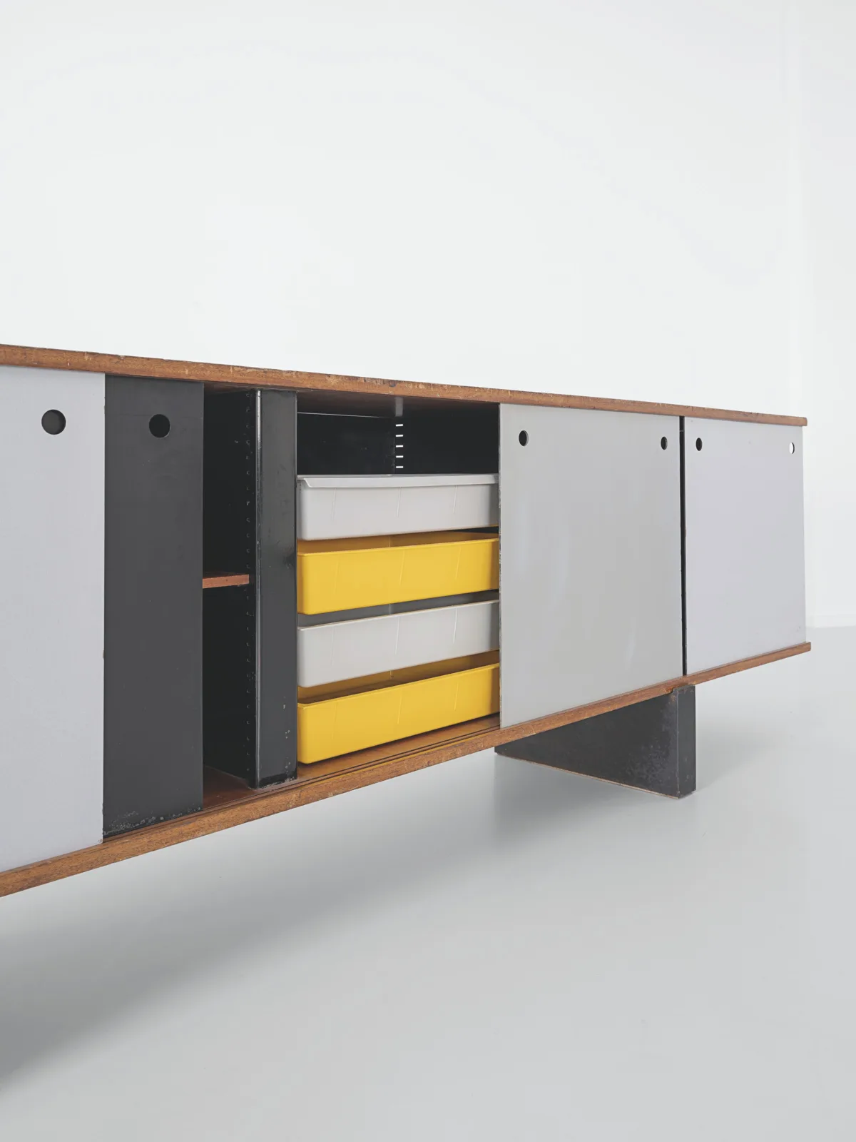 Bahut Bloc ou Cansado de Charlotte Perriand, édition Steph Simon, tiroirs en plastique jaune et portes coulissantes