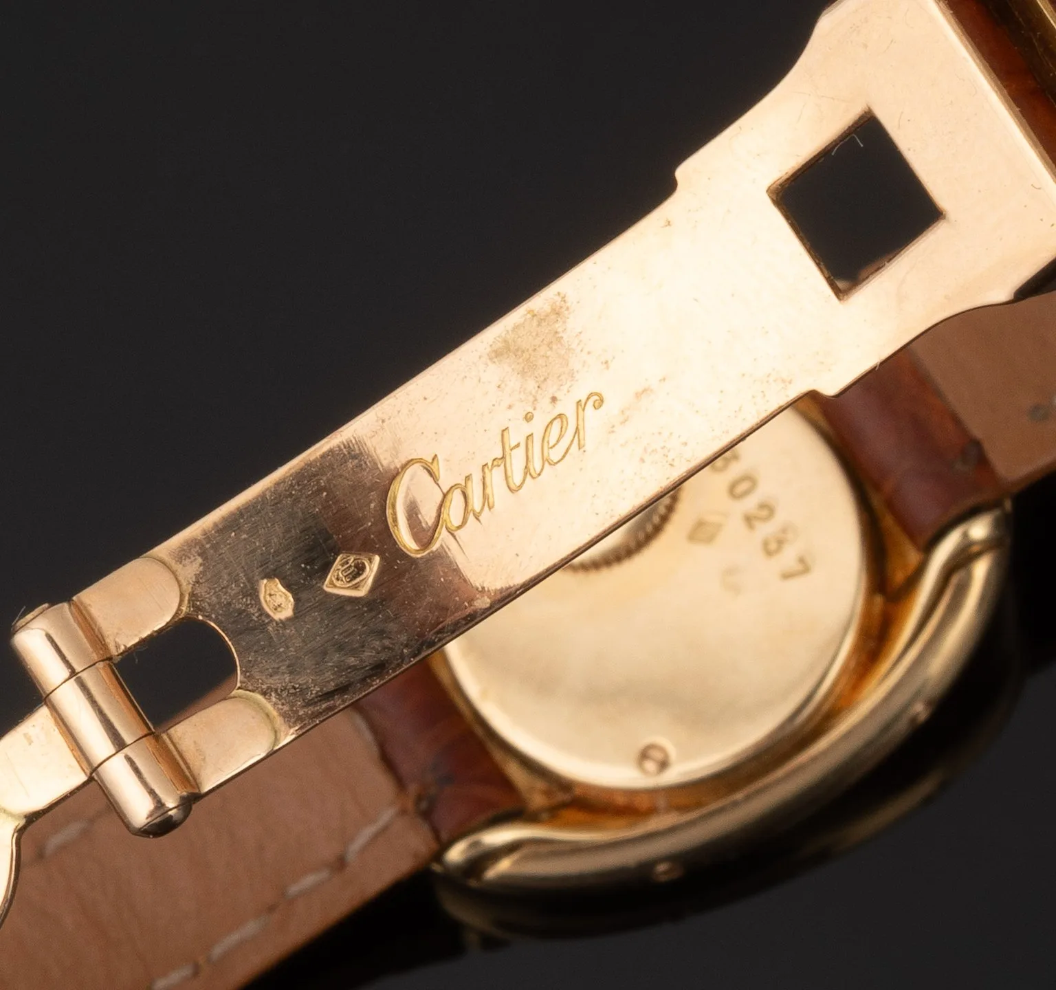 Boucle déployante en or signée Cartier d’une montre Baignoire, avec poinçons