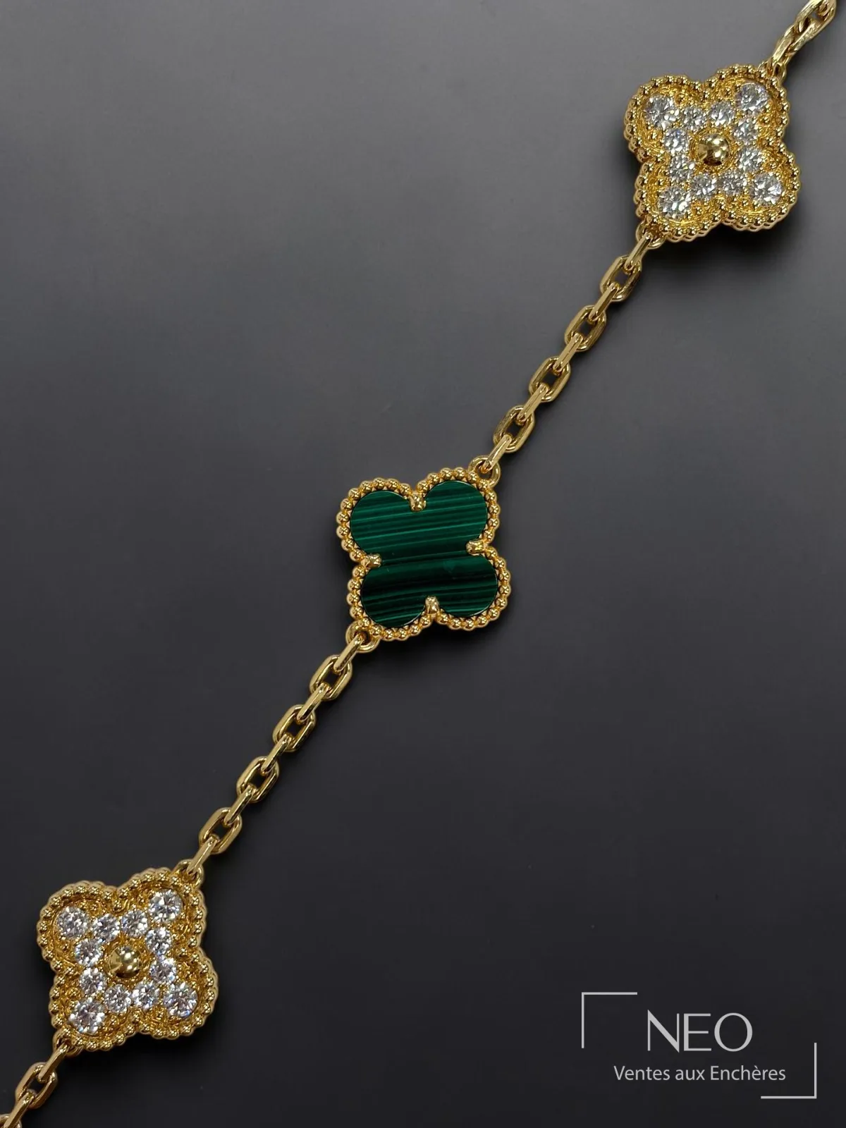 Bracelet Alhambra Van Cleef & Arpels en or jaune, motifs en malachite et diamants, vendu par NEO Enchères