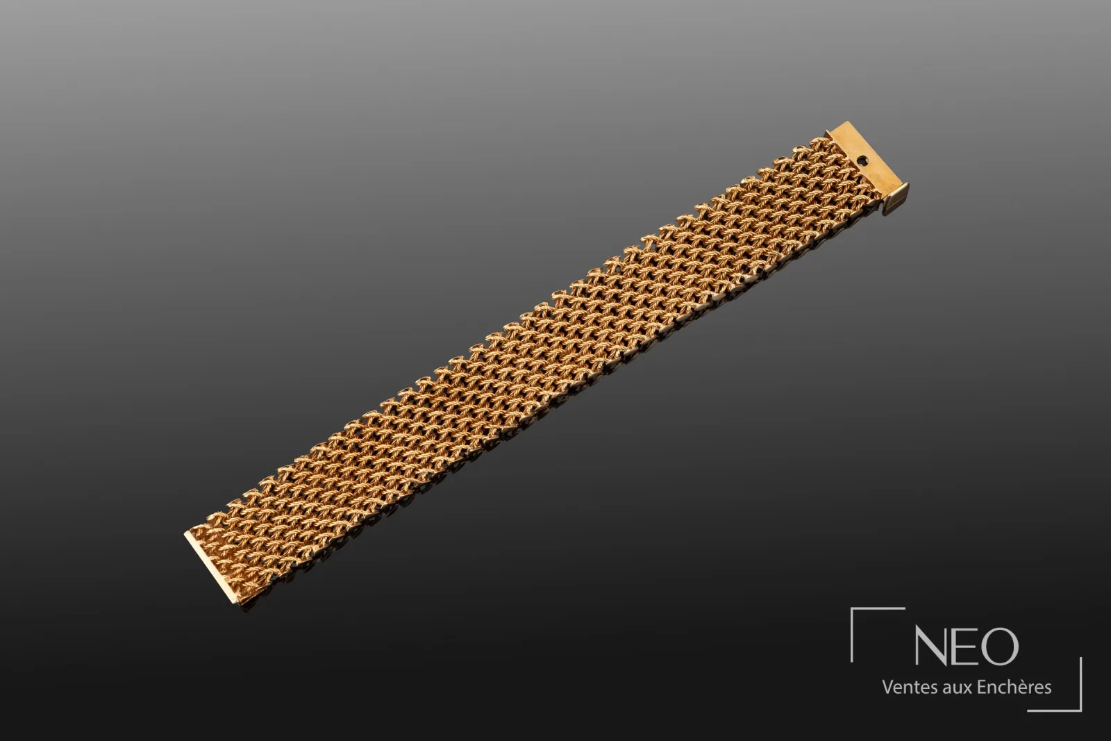 Photo de face d’un bracelet en or Van Cleef & Arpels pour une estimation