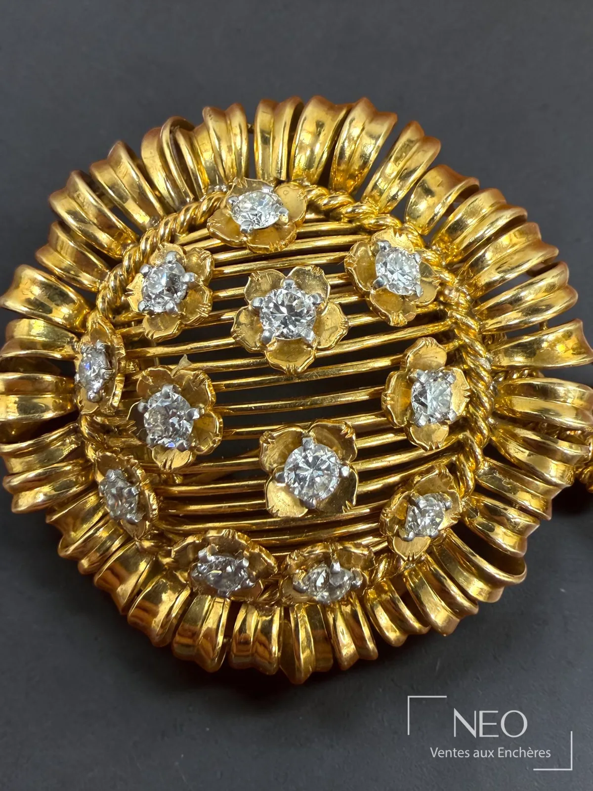 Broche circulaire Cartier Paris en or jaune ornée de diamants, vendue par NEO Enchères