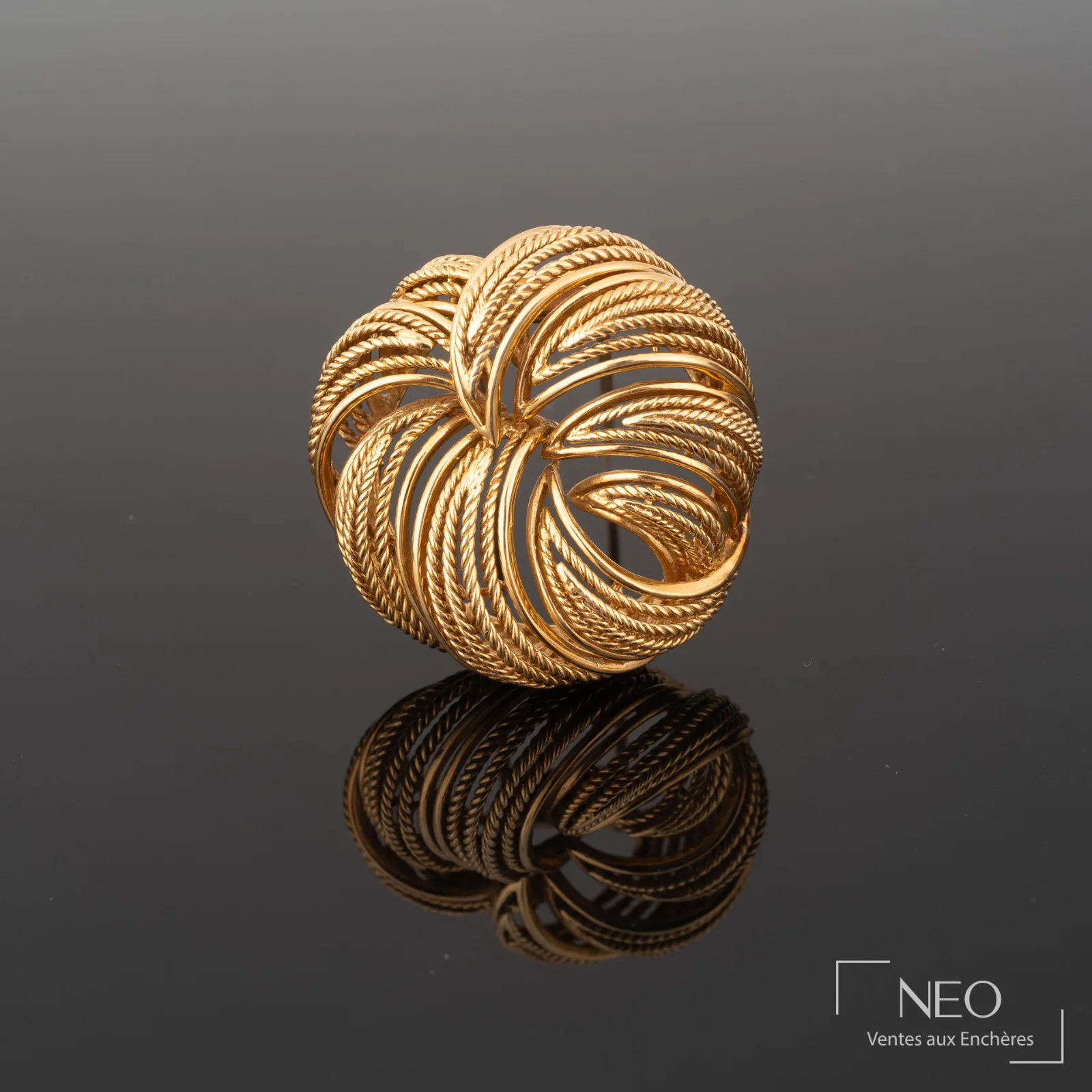 Photo de face d’une broche ronde en or Cartier Paris pour une estimation