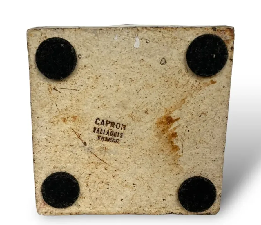 Cachet en creux Capron Vallauris France sous un soliflore en grès de Roger Capron