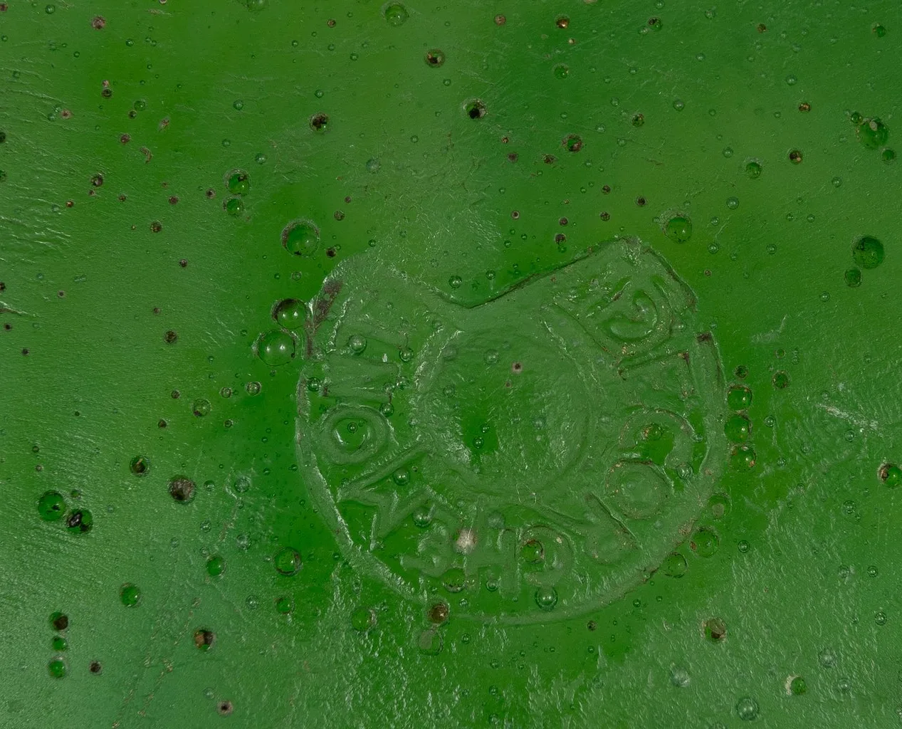 Cachet circulaire DECORCHEMONT en creux dans la pâte de verre d’une coupe
