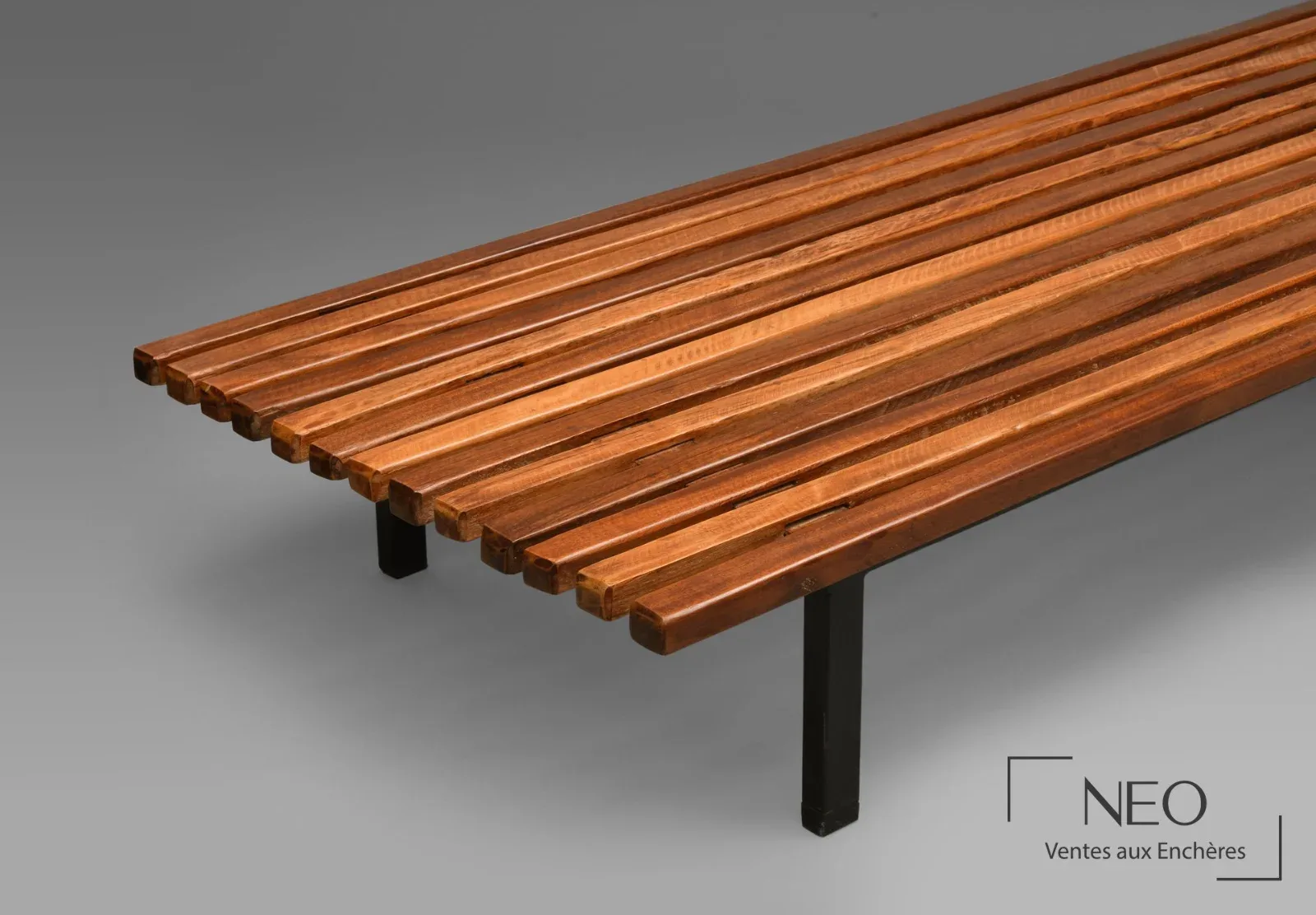 Charlotte Perriand, banquette à lattes d'acajou provenant de la cité Cansado, adjugée 3 250 € par NEO Enchères