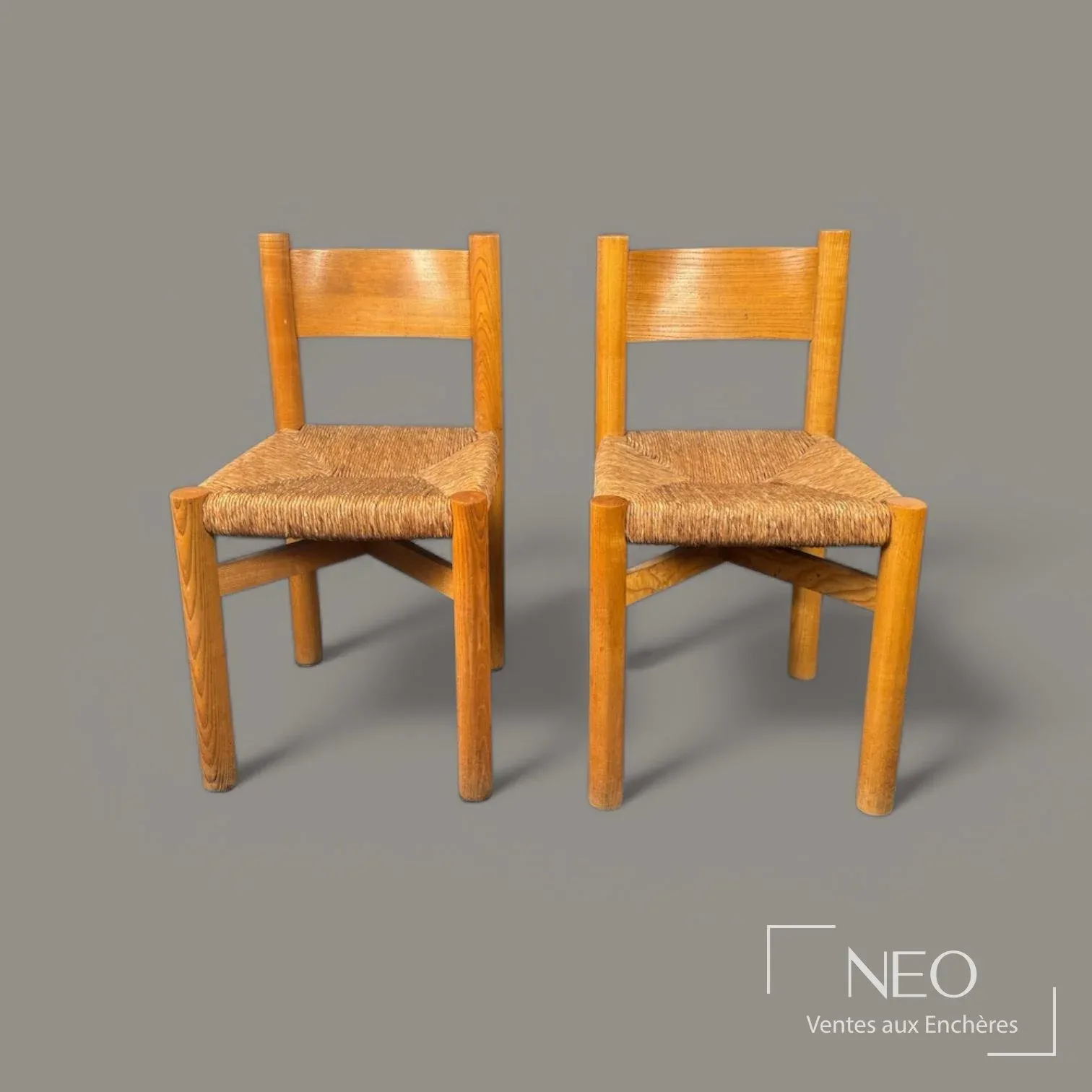 Charlotte Perriand, paire de chaises Méribel 1972, édition Steph Simon, adjugée 4 290 € par NEO Enchères