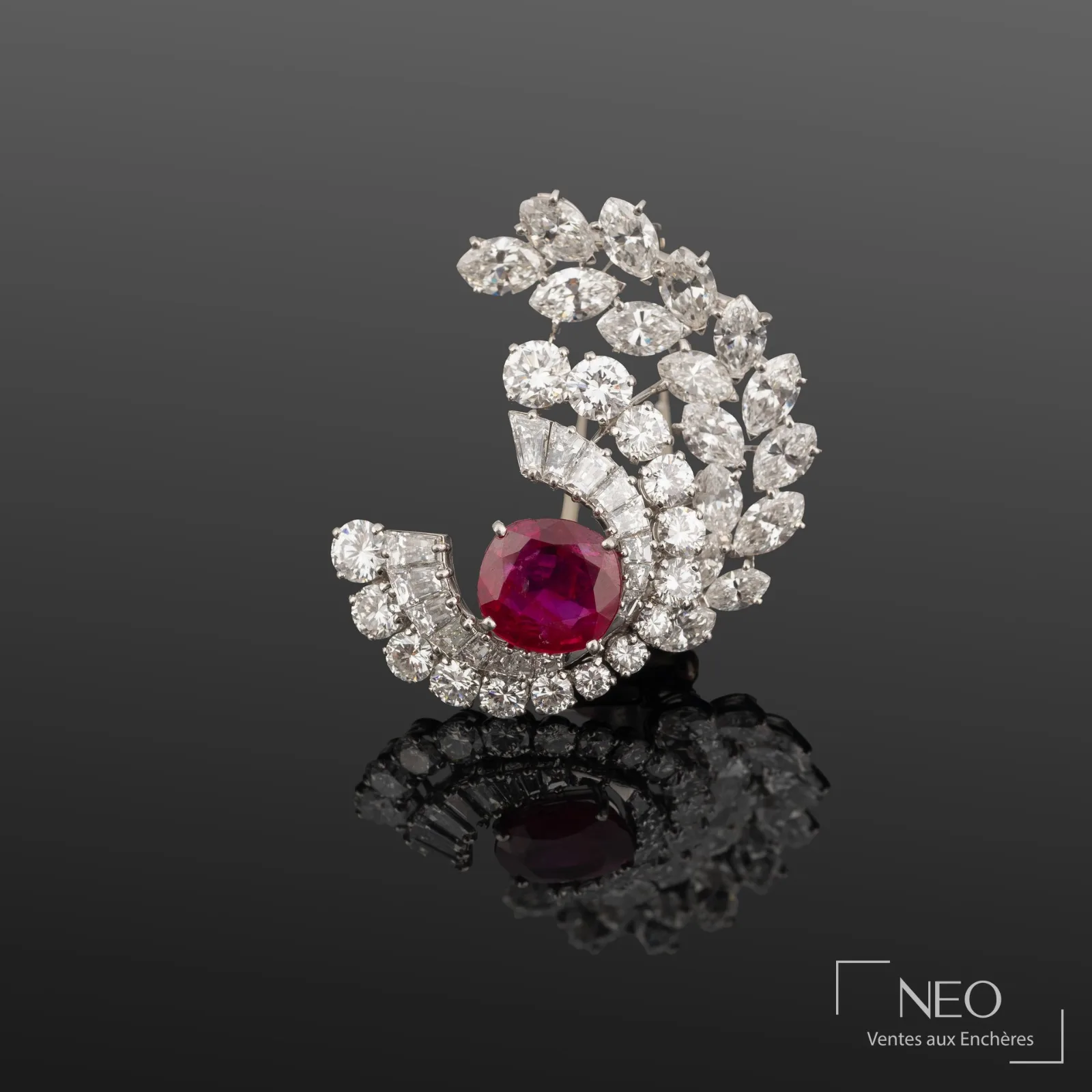 Clip tourbillon Van Cleef & Arpels en or blanc, rubis de Birmanie non chauffé et diamants, vendu par NEO Enchères