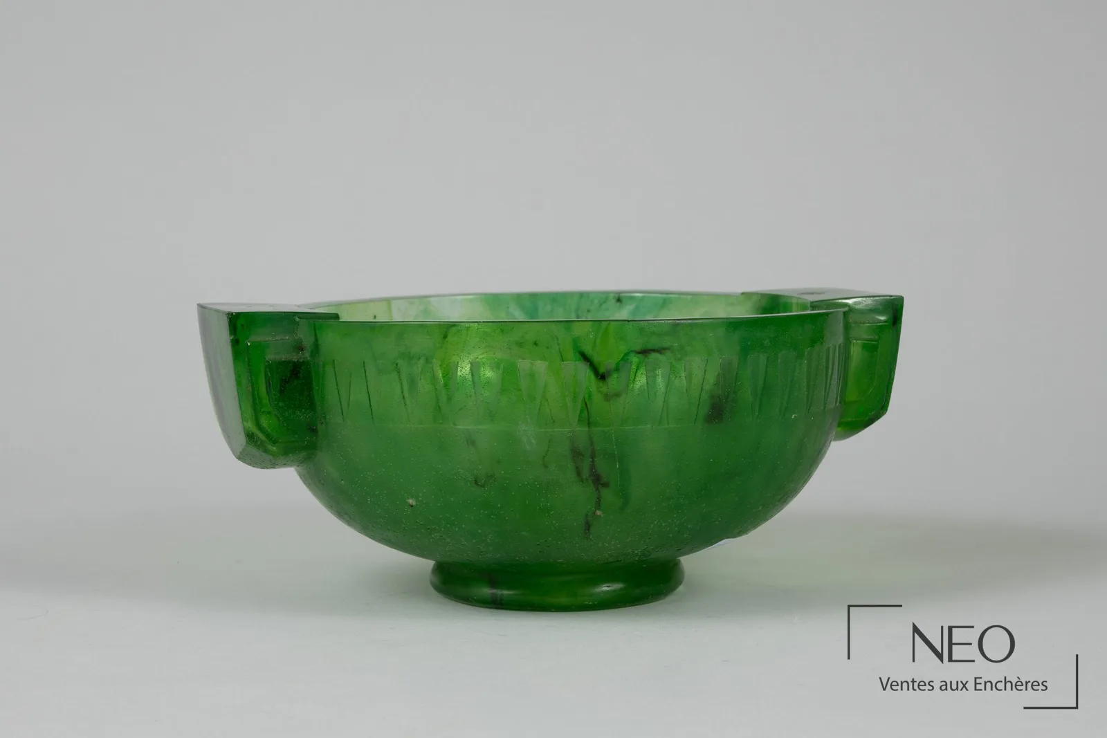 Coupe à deux prises de François-Émile Décorchemont en pâte de verre verte, modèle 362